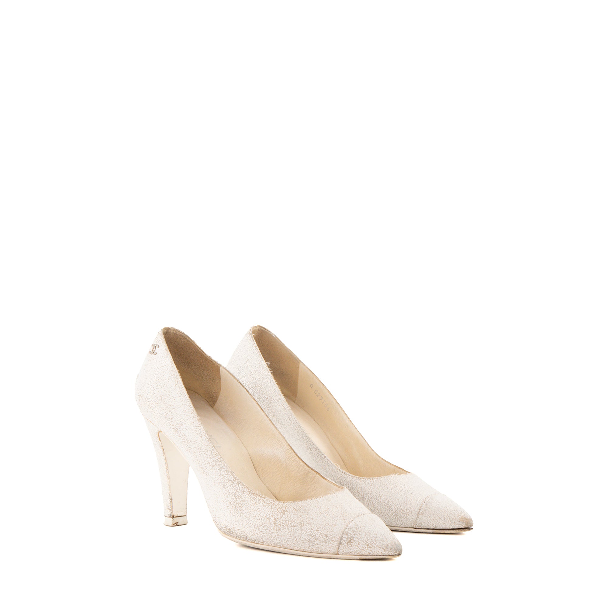 CHANEL - Escarpins Chanel en cuir craquelé blanc (T39)