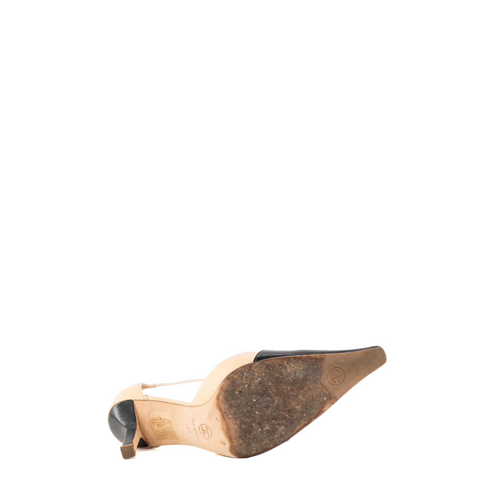 CHANEL - Escarpins Chanel en cuir lisse beige et noir (T39)