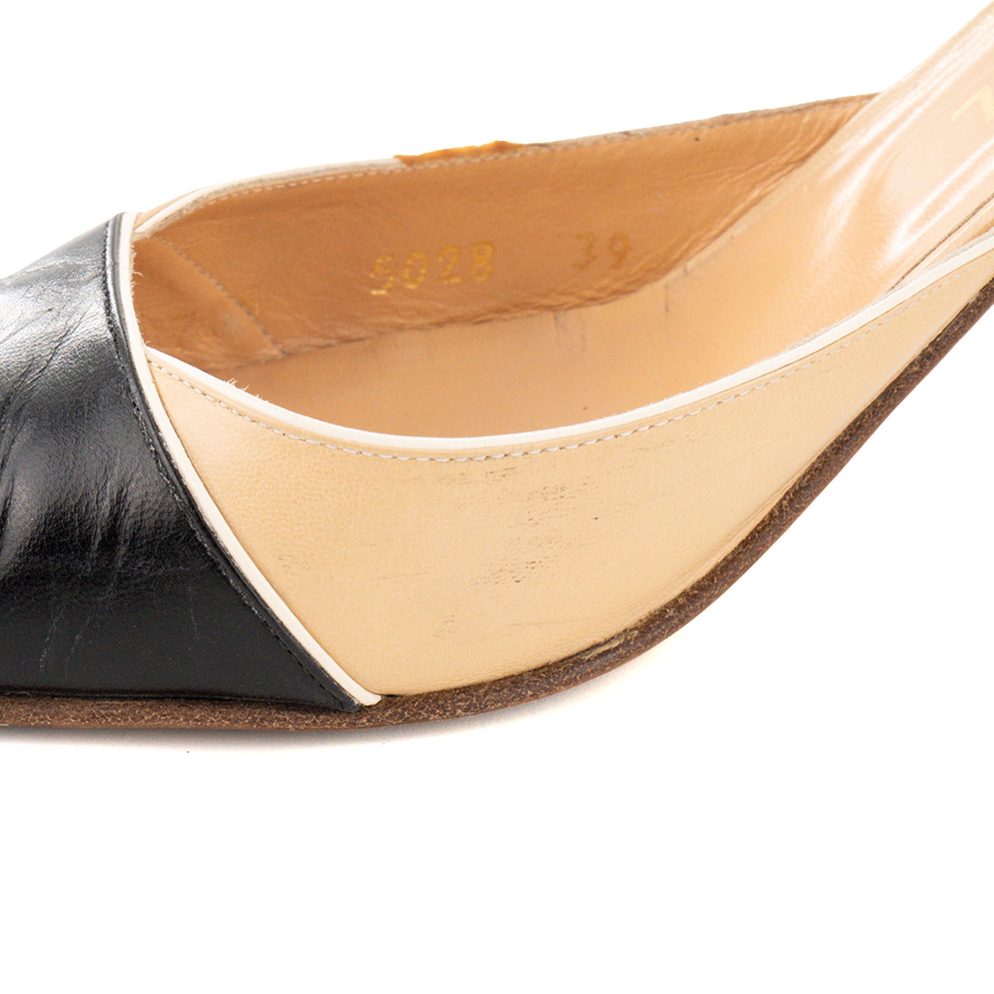 CHANEL - Escarpins Chanel en cuir lisse beige et noir (T39)