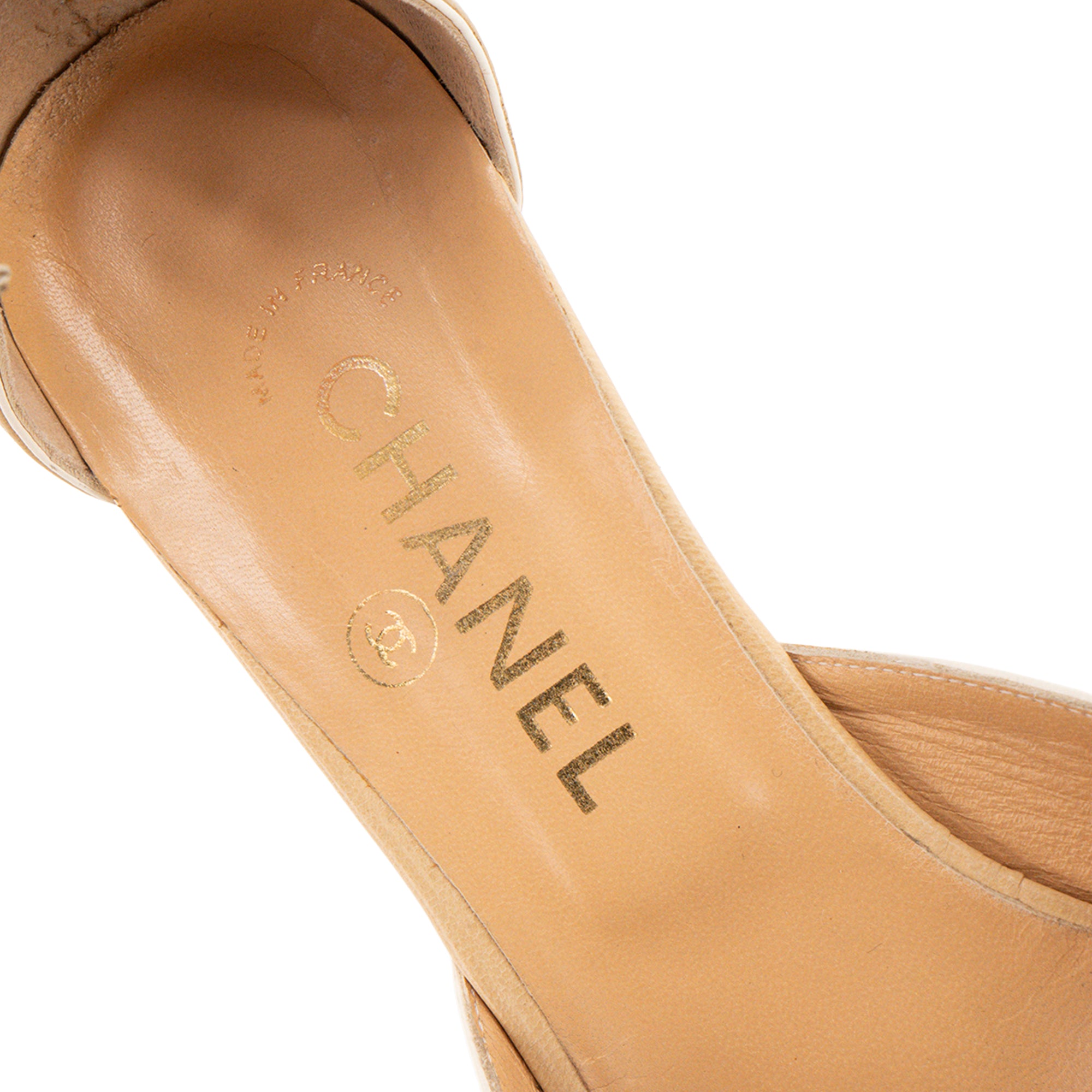 CHANEL - Escarpins Chanel en cuir lisse beige et noir (T39)