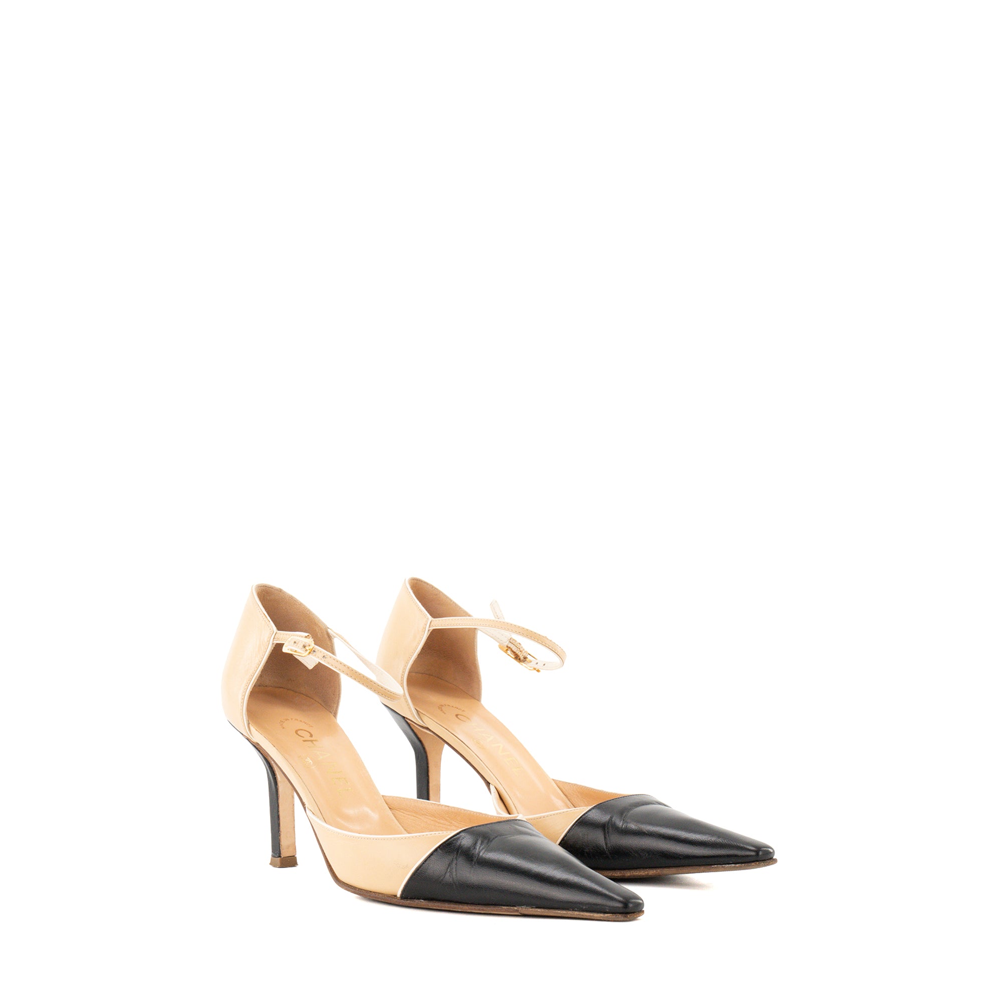 CHANEL - Escarpins Chanel en cuir lisse beige et noir (T39)