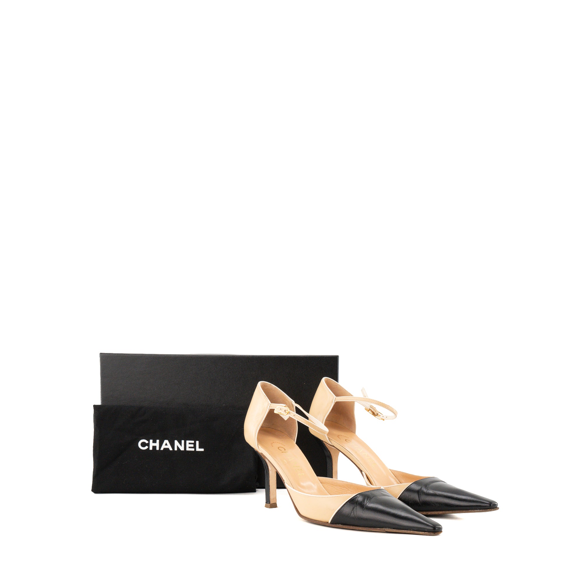 CHANEL - Escarpins Chanel en cuir lisse beige et noir (T39)
