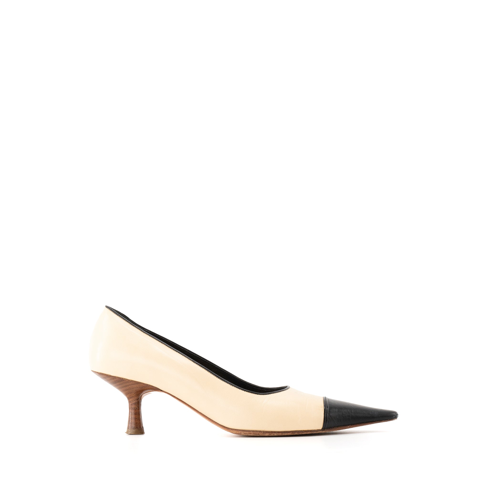 CHANEL - Escarpins Chanel en cuir lisse beige et noir (T37)