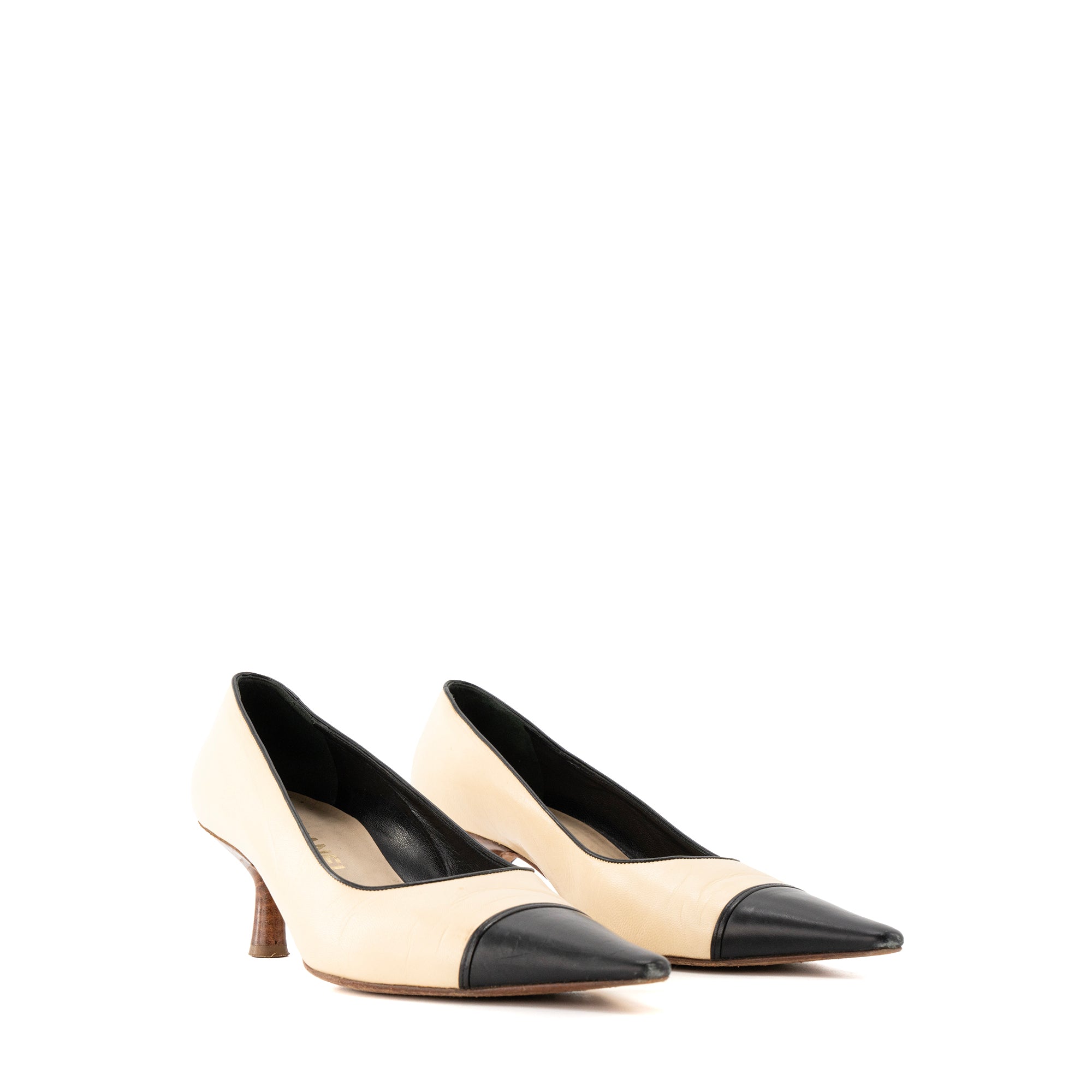 CHANEL - Escarpins Chanel en cuir lisse beige et noir (T37)