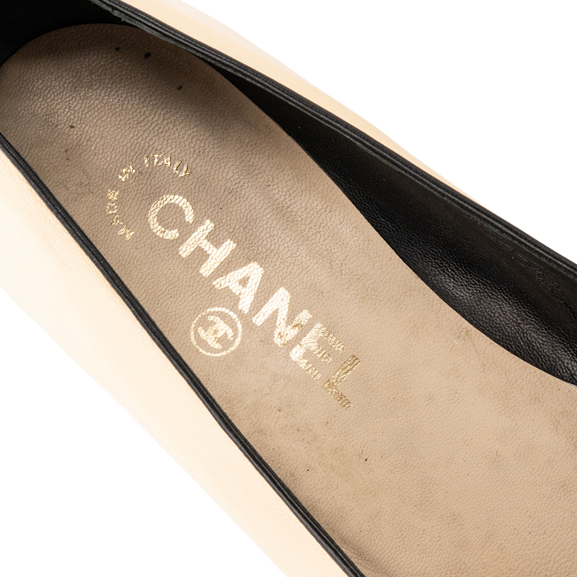 CHANEL - Escarpins Chanel en cuir lisse beige et noir (T37)