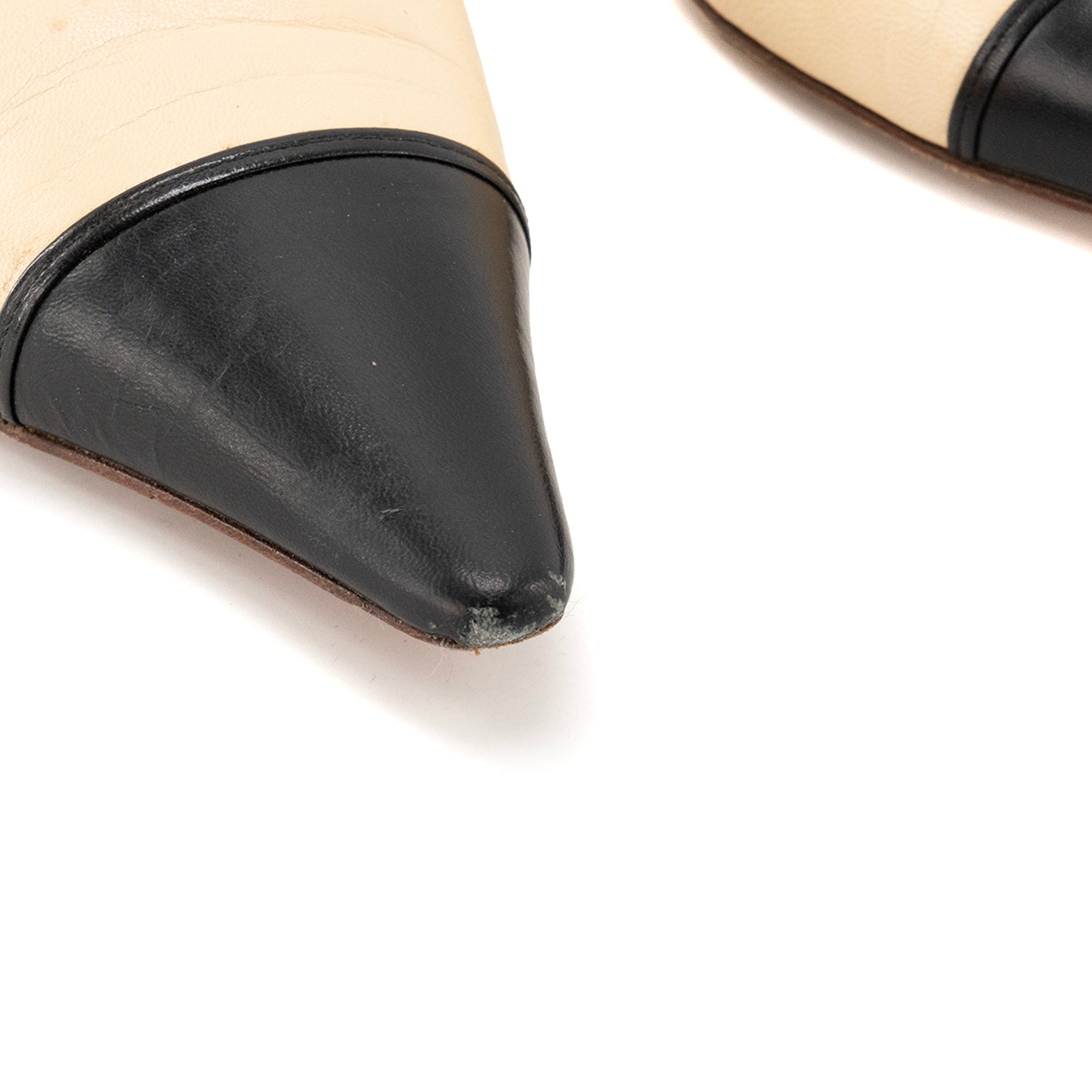 CHANEL - Escarpins Chanel en cuir lisse beige et noir (T37)