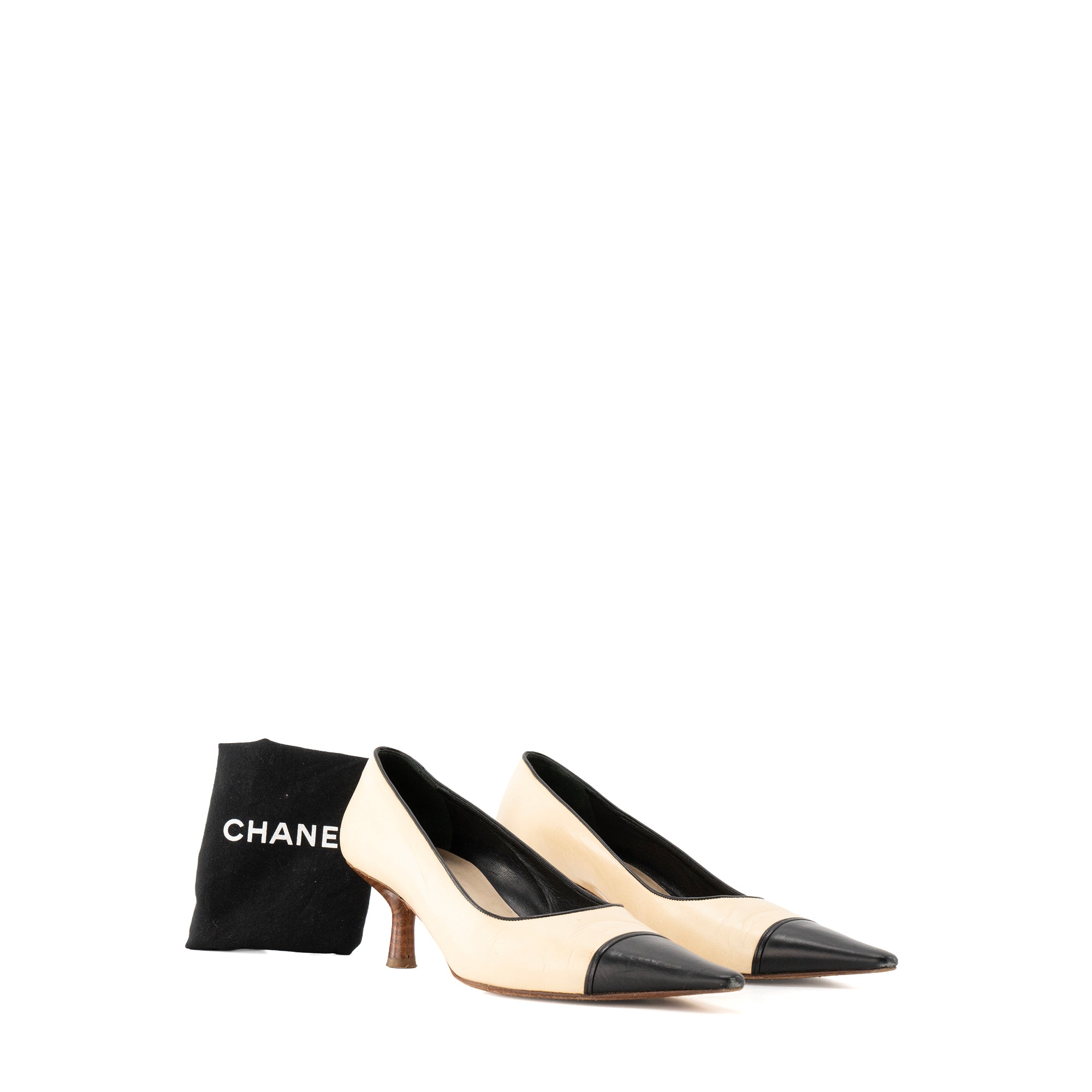 CHANEL - Escarpins Chanel en cuir lisse beige et noir (T37)