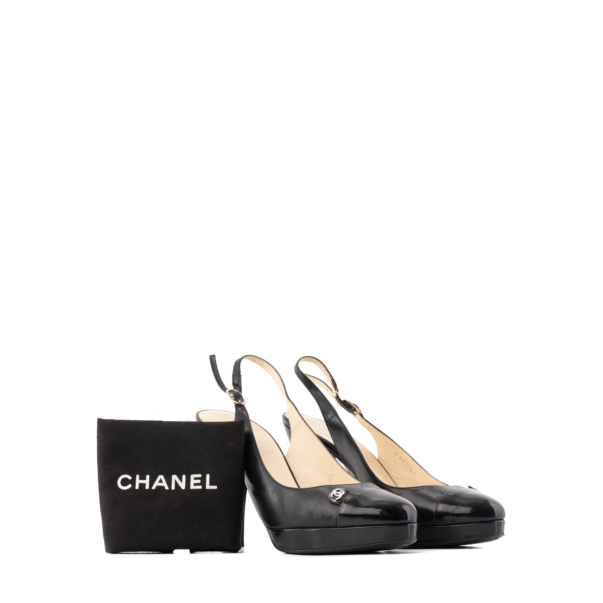 CHANEL - Escarpins Slingback compensés Chanel en cuir et verni noir (T40)