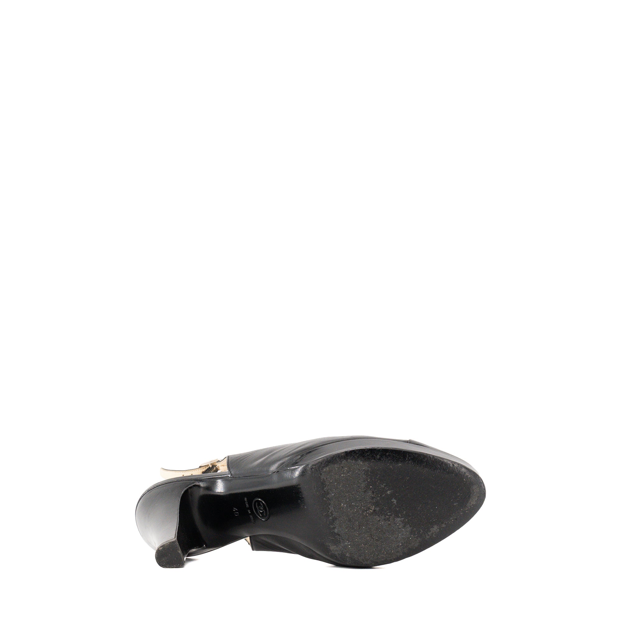 CHANEL - Escarpins Slingback compensés Chanel en cuir et verni noir (T40)