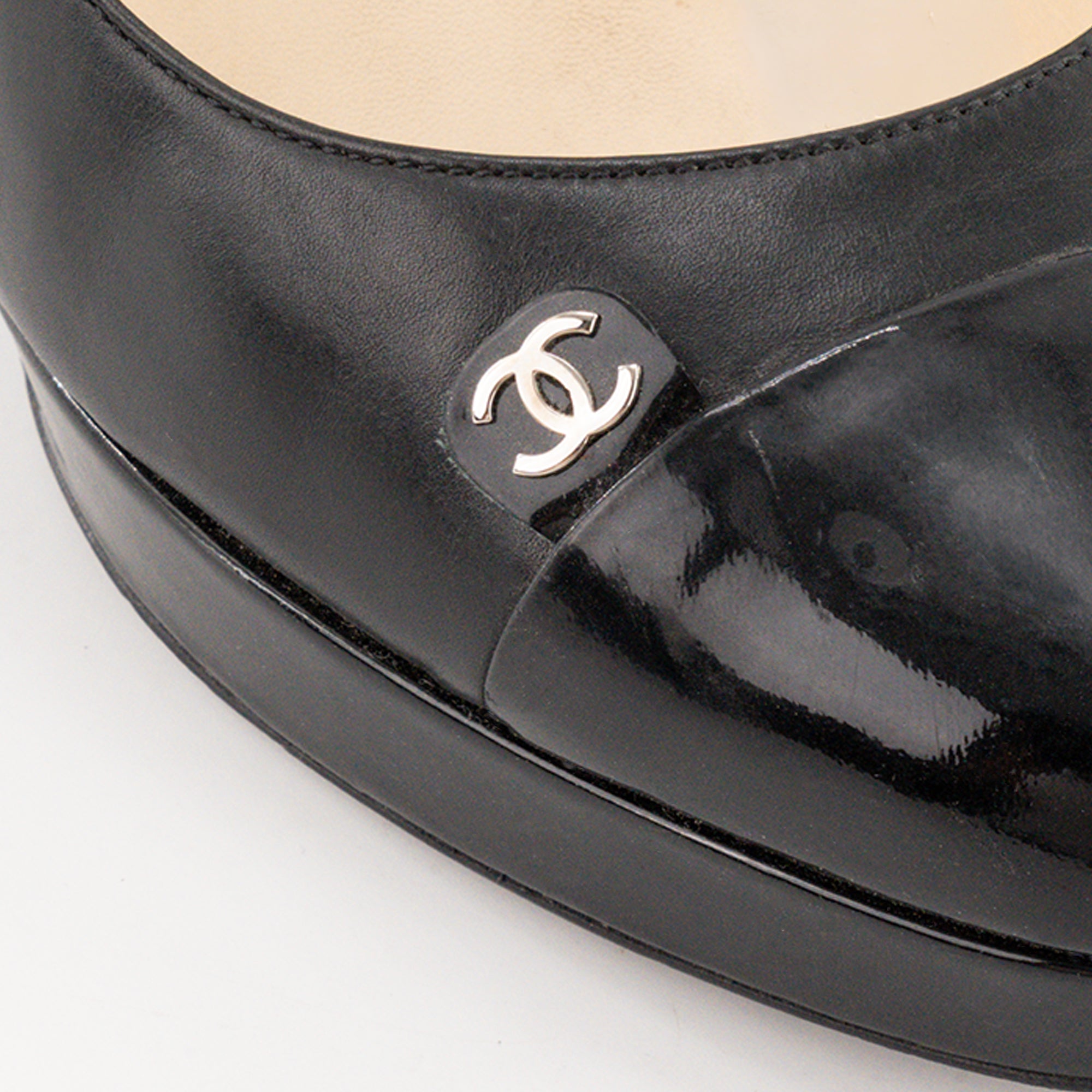 CHANEL - Escarpins Slingback compensés Chanel en cuir et verni noir (T40)