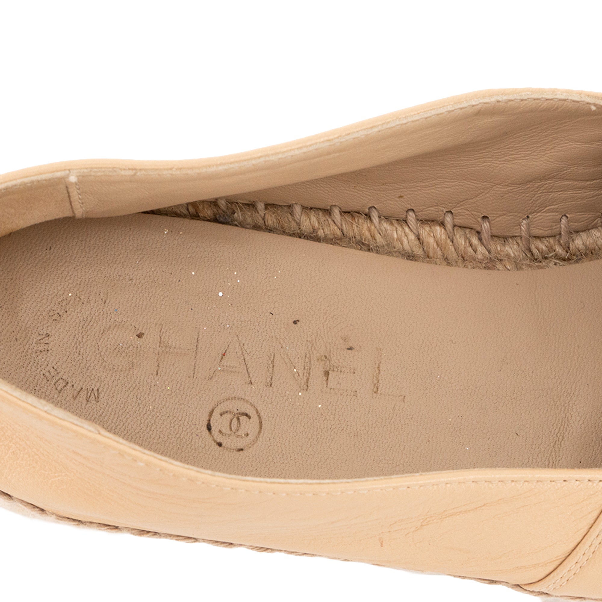 CHANEL - Espadrilles Chanel en cuir et raphia beige et noir (T38)