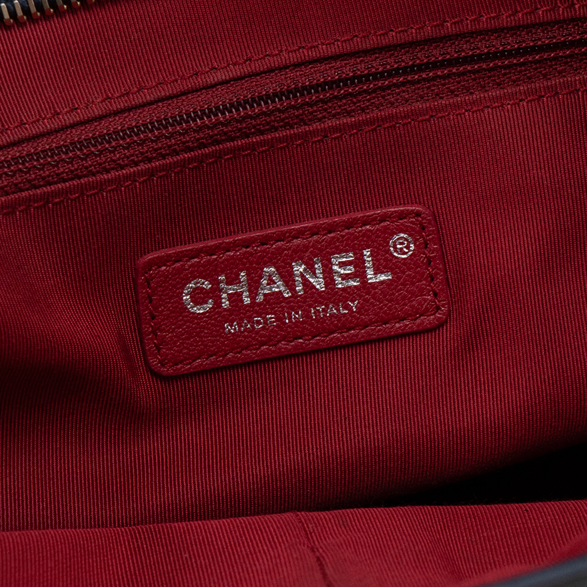 CHANEL - Sac à bandoulière Gabrielle Chanel en cuir froissé bleu marine et noir