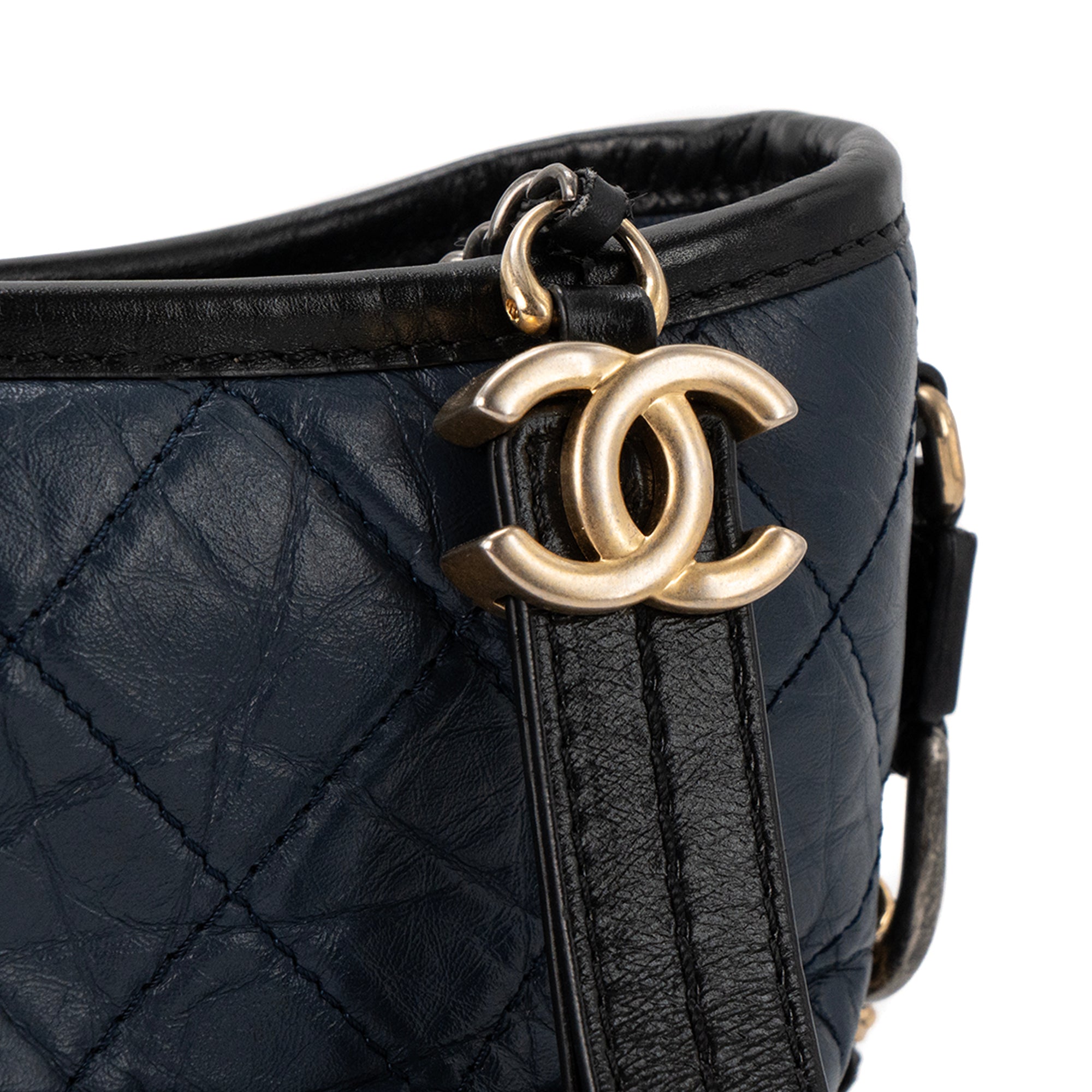 CHANEL - Sac à bandoulière Gabrielle Chanel en cuir froissé bleu marine et noir