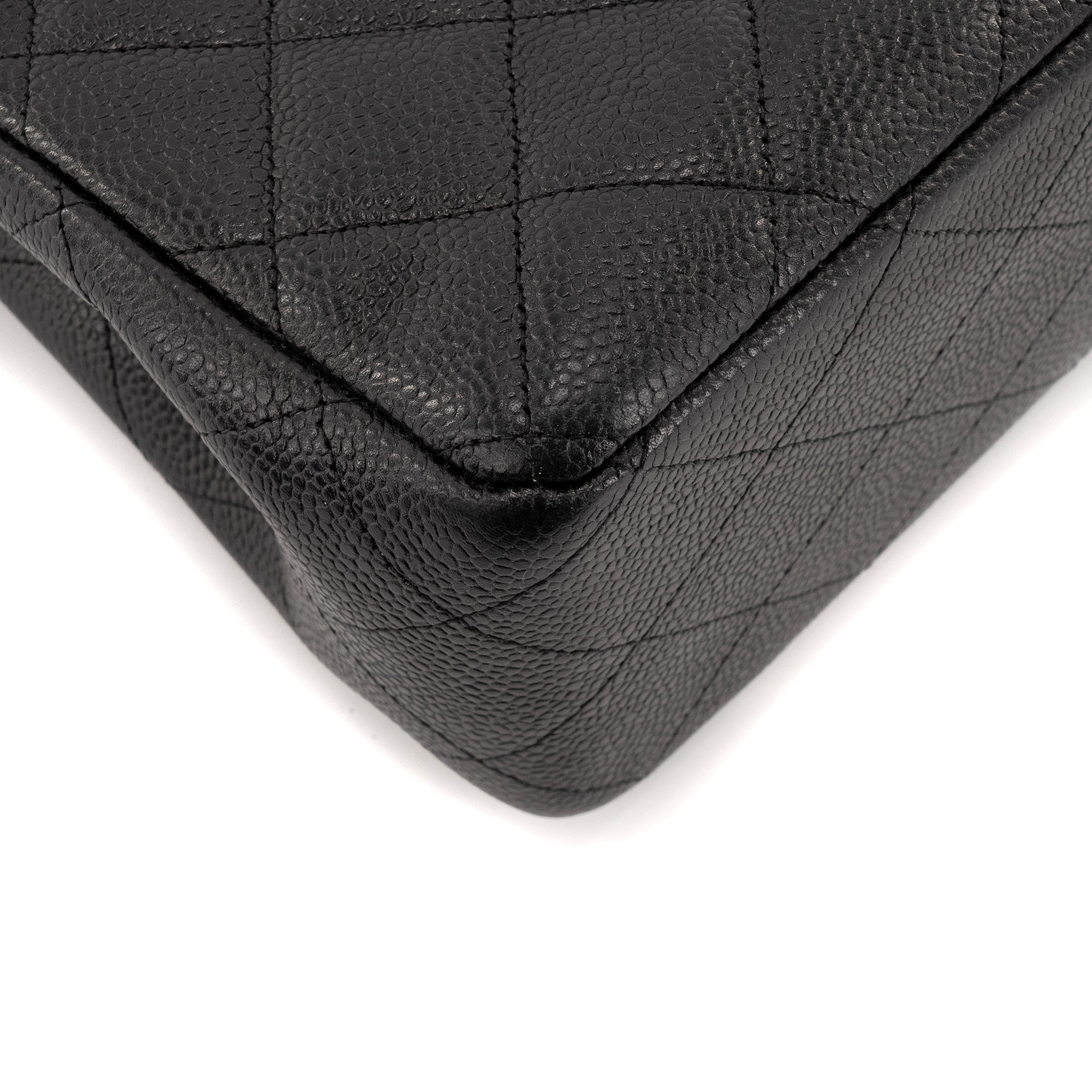 CHANEL - Sac à bandoulière Classique/Timeless Jumbo simple flap Chanel en cuir caviar noir