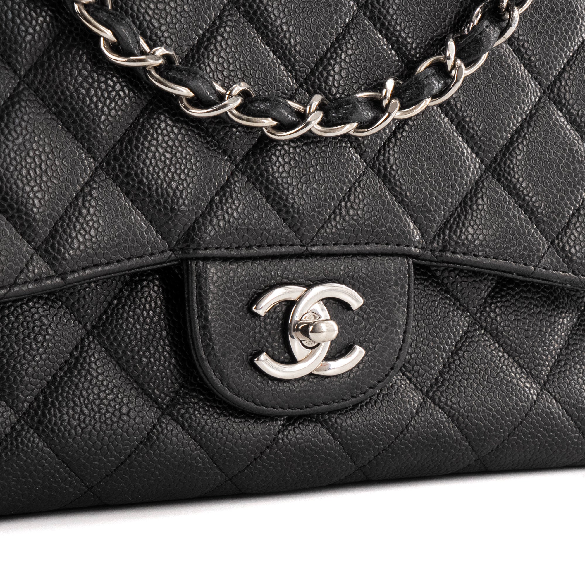 CHANEL - Sac à bandoulière Classique/Timeless Jumbo simple flap Chanel en cuir caviar noir
