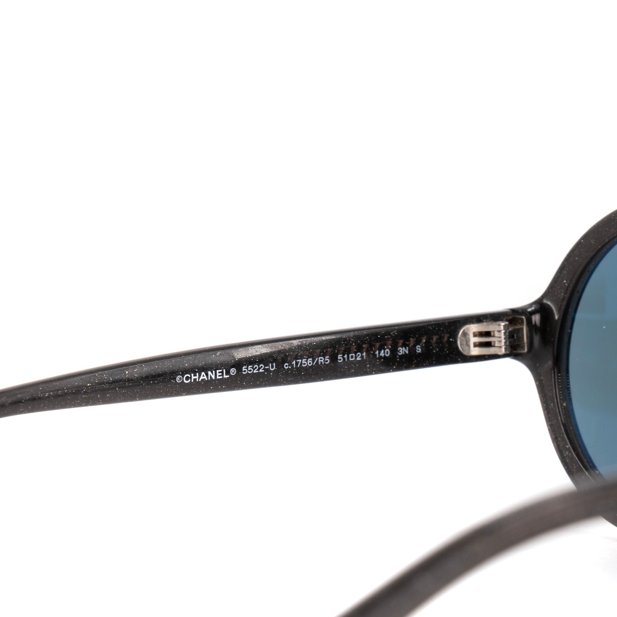 CHANEL - Lunettes de soleil 5522U Chanel en plastique noir à paillettes