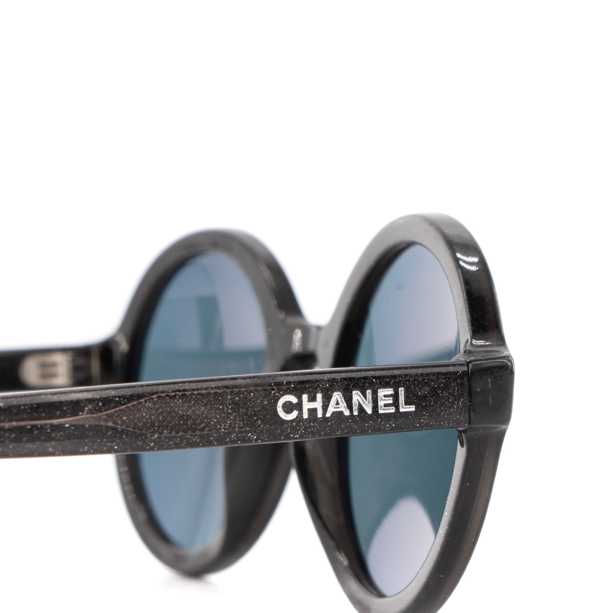 CHANEL - Lunettes de soleil 5522U Chanel en plastique noir à paillettes