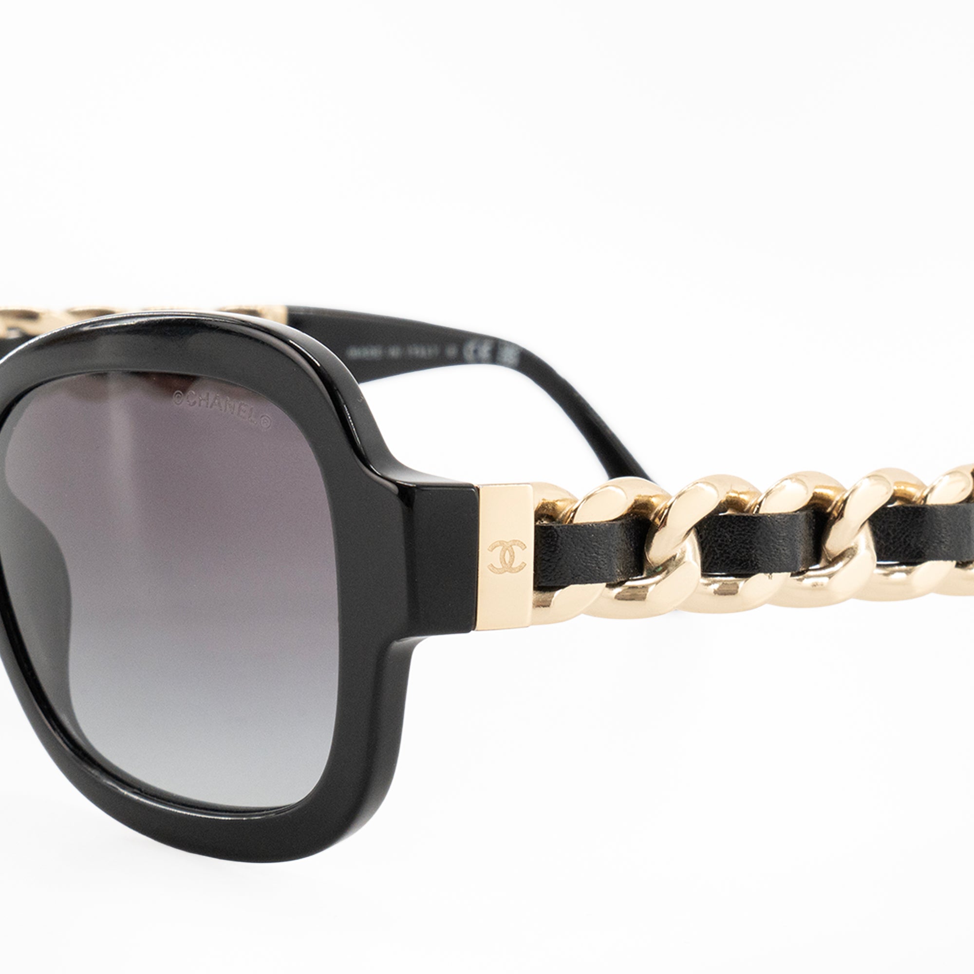 CHANEL - Lunettes de soleil CC Chanel en cuir et acétate noir