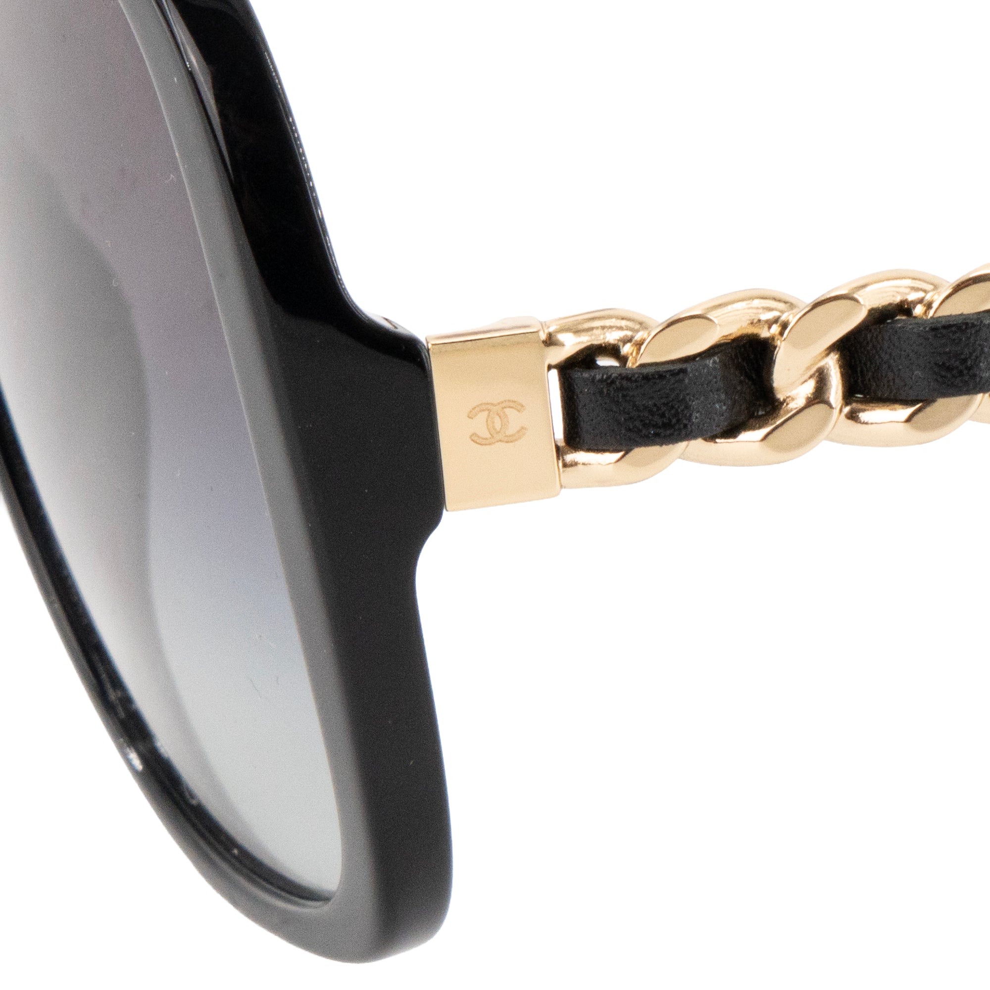 CHANEL - Lunettes de soleil Chanel en acétate et cuir lisse noir