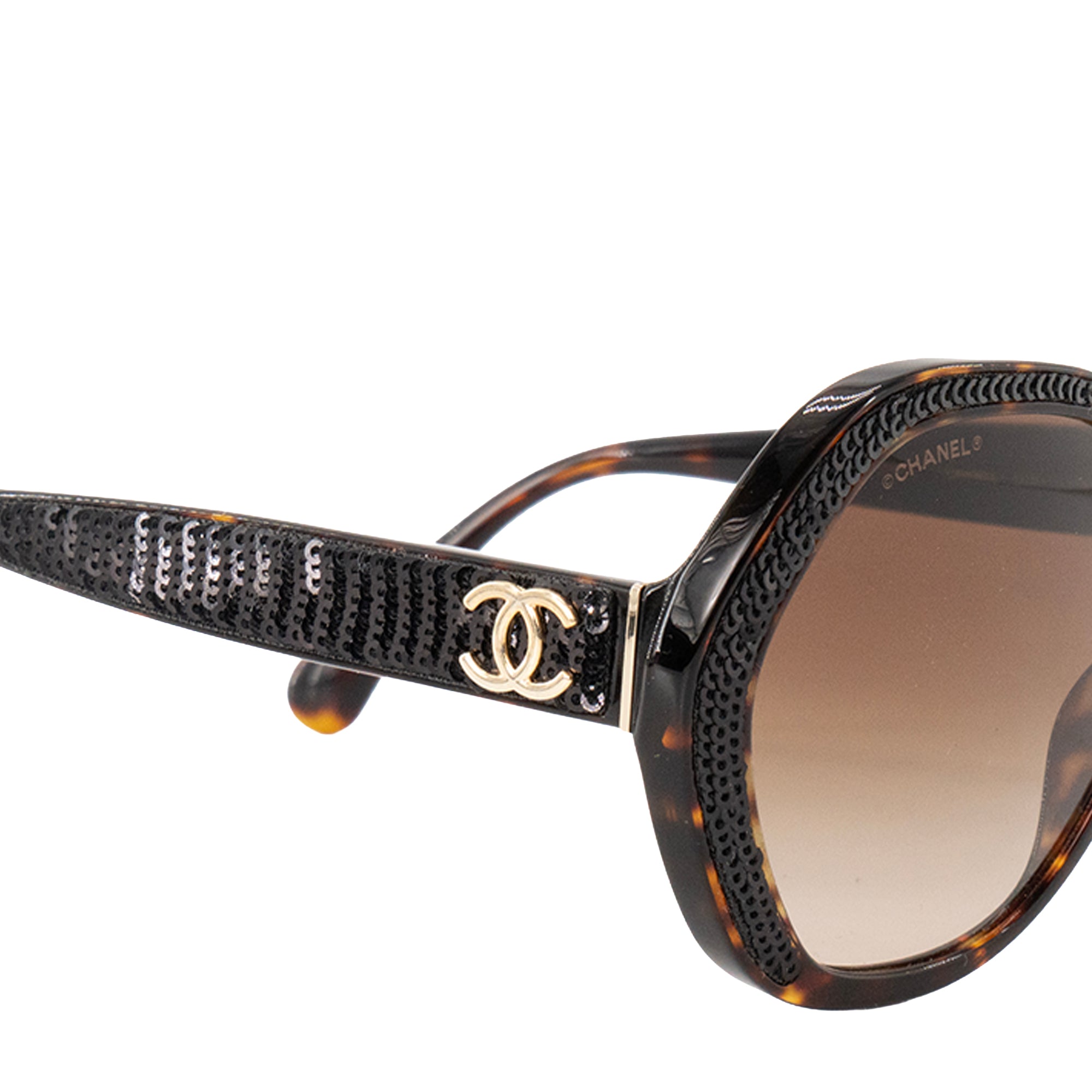 CHANEL - Lunettes de soleil Chanel en acétate marron et sequins noirs brodés