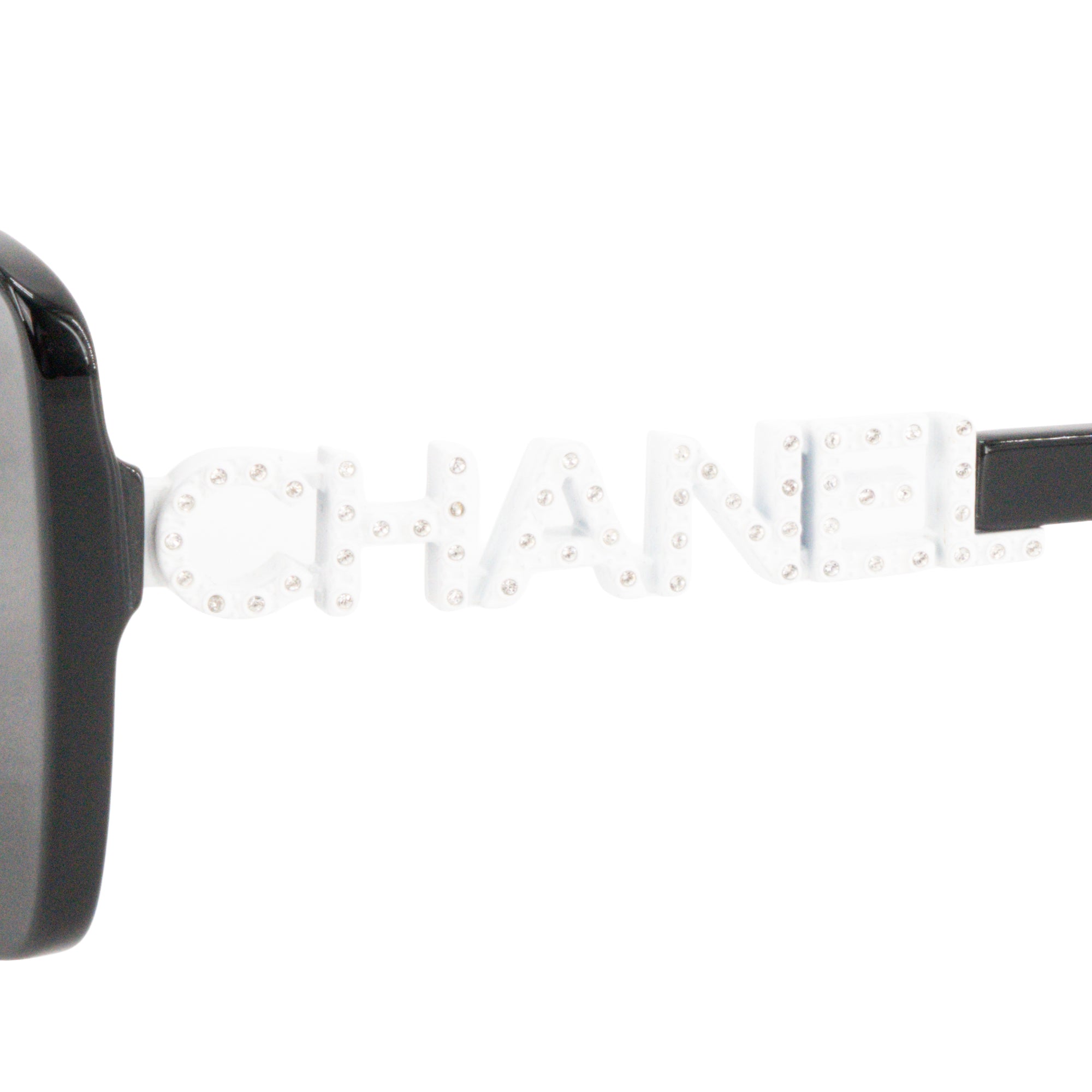 CHANEL - Lunettes de soleil Chanel en acétate noir et blanc ornées de strass