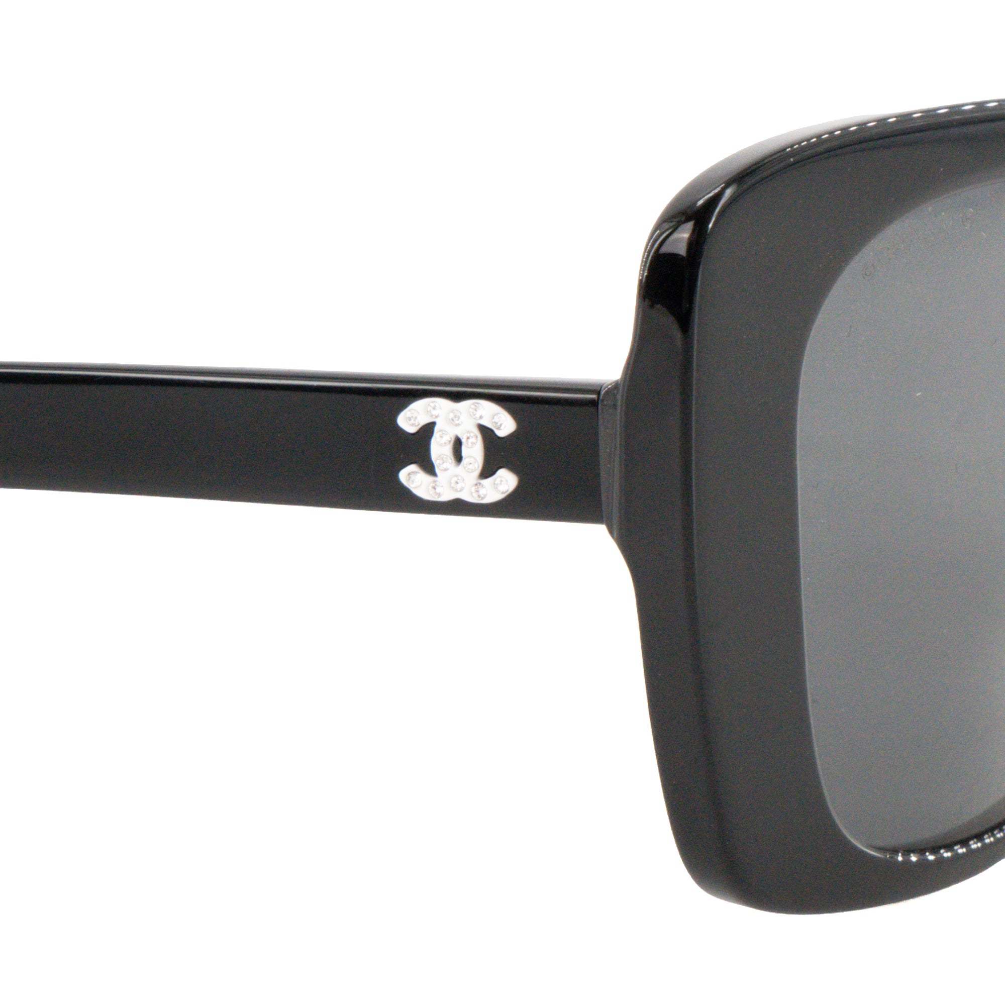 CHANEL - Lunettes de soleil Chanel en acétate noir et blanc ornées de strass