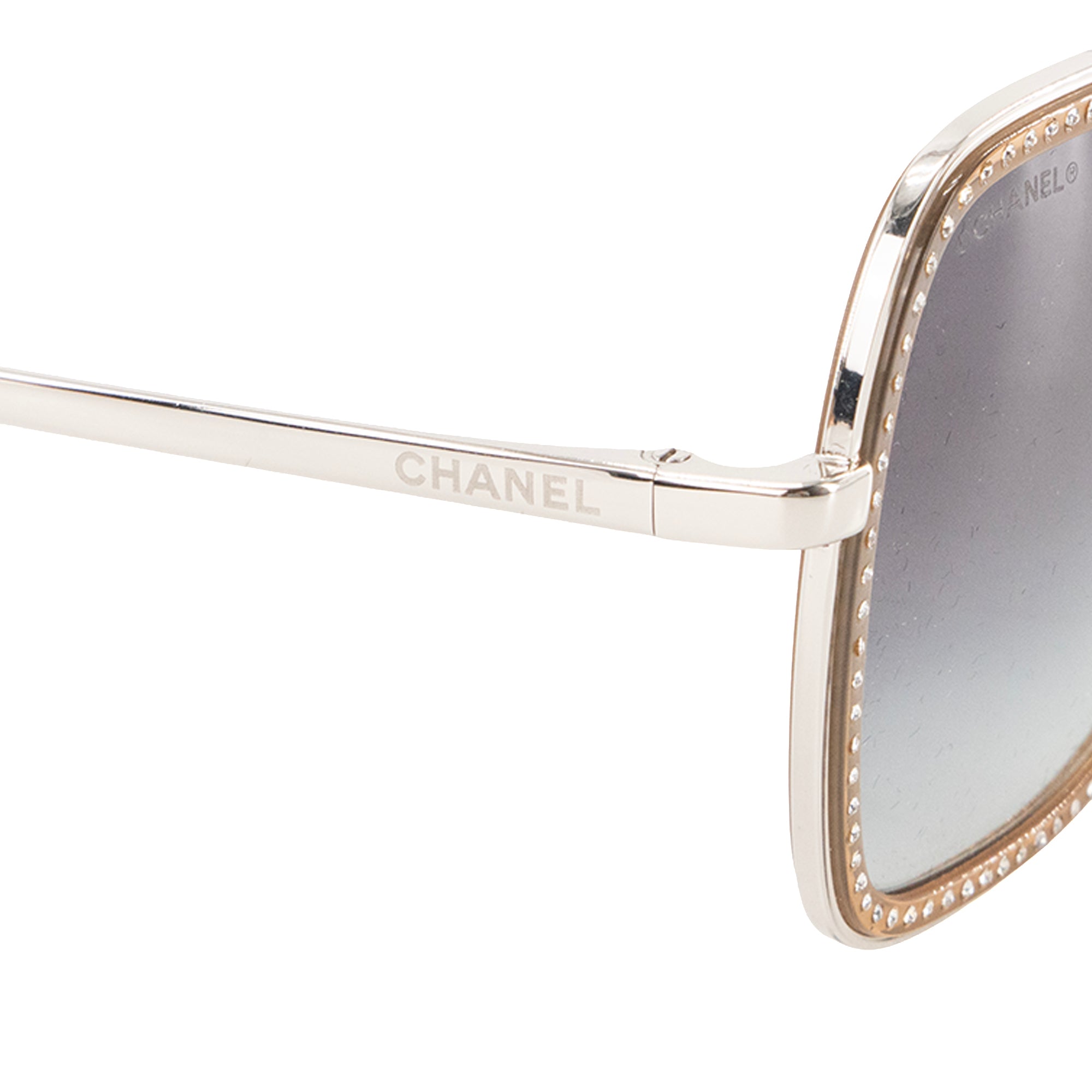 CHANEL - Lunettes de soleil Chanel en métal argenté et strass