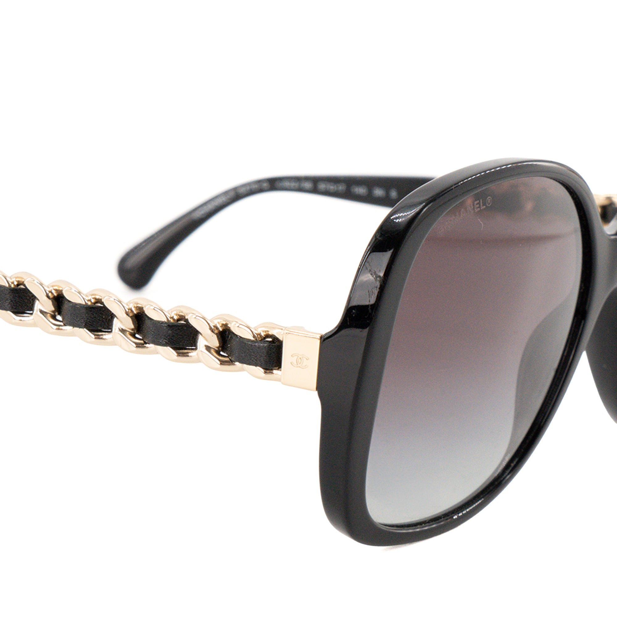 CHANEL - Lunettes de soleil Chanel en plastique et cuir noir et doré