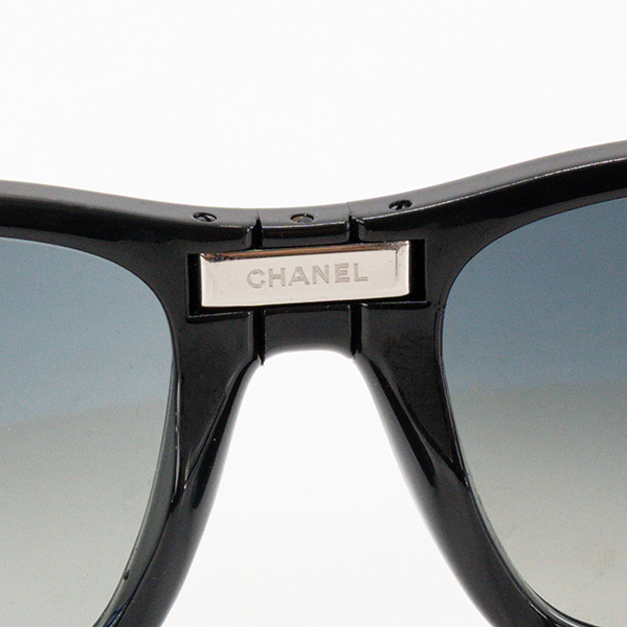 CHANEL - Lunettes de soleil Pliable Chanel en acétate noir