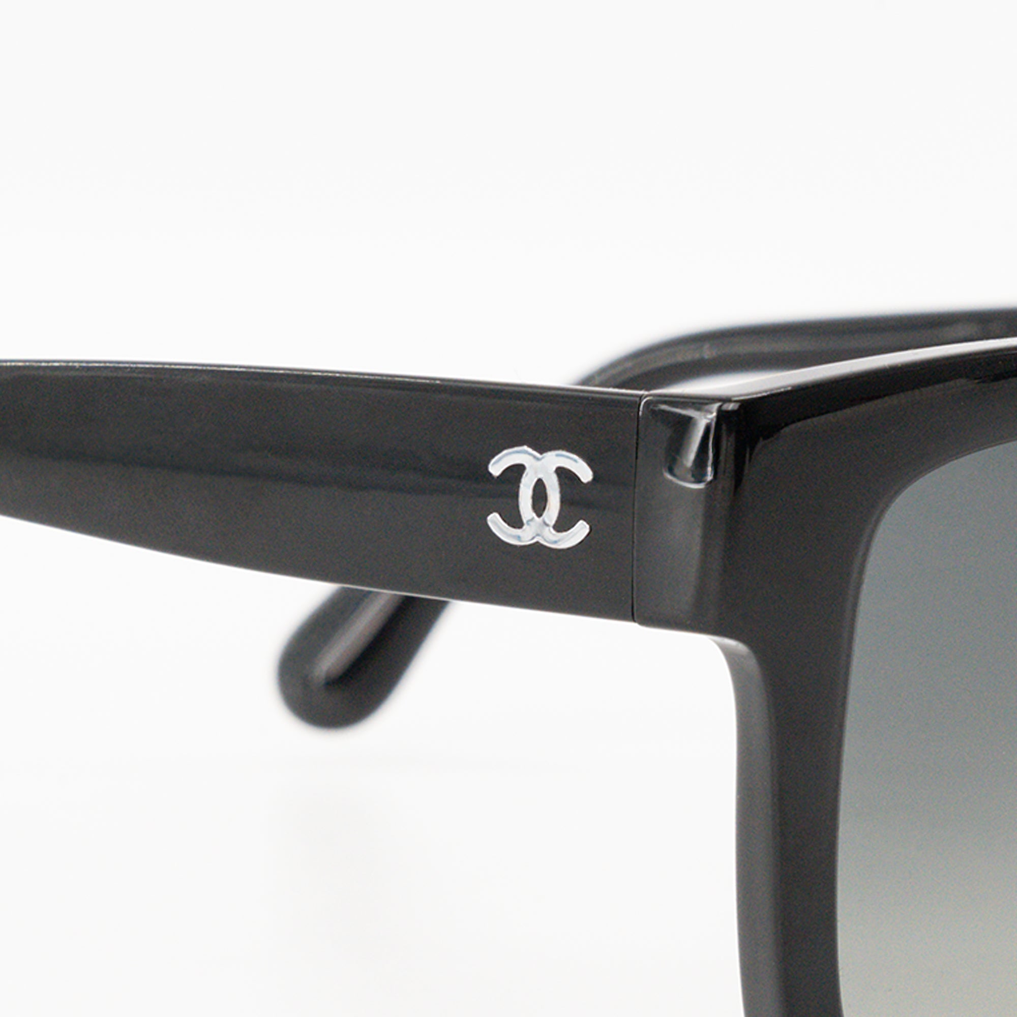 CHANEL - Lunettes de soleil Pliable Chanel en acétate noir