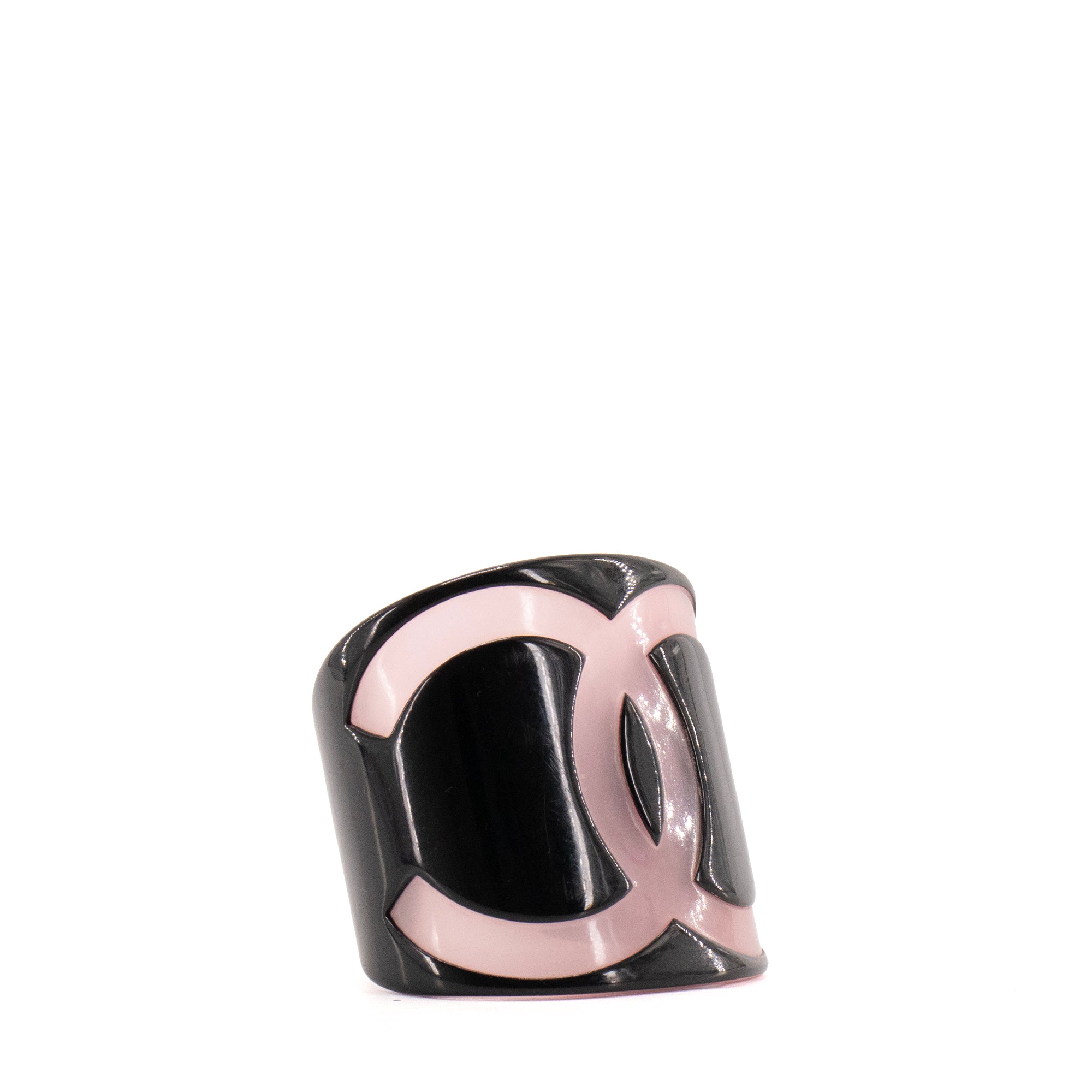 CHANEL - Manchette CC Chanel en plastique noir et rose