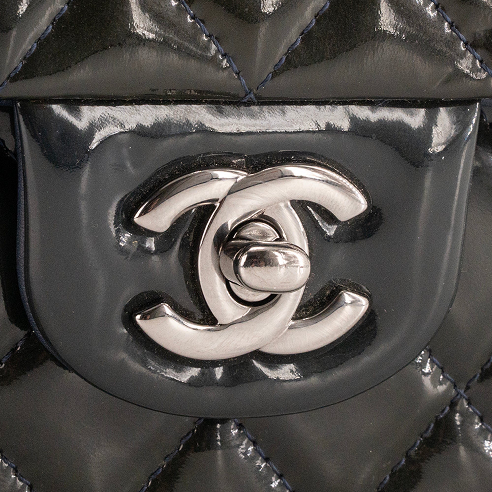 CHANEL - Sac à main Classique/Timeless 11.12 Chanel en cuir verni vert foncé