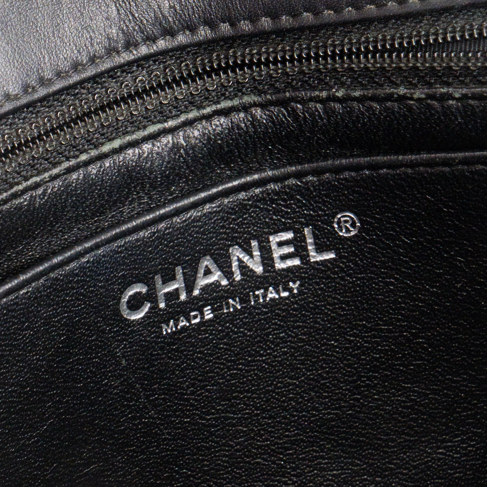 CHANEL - Sac à bandoulière Classique/Timeless Mini Rectangle Chanel en cuir chevron verni noir