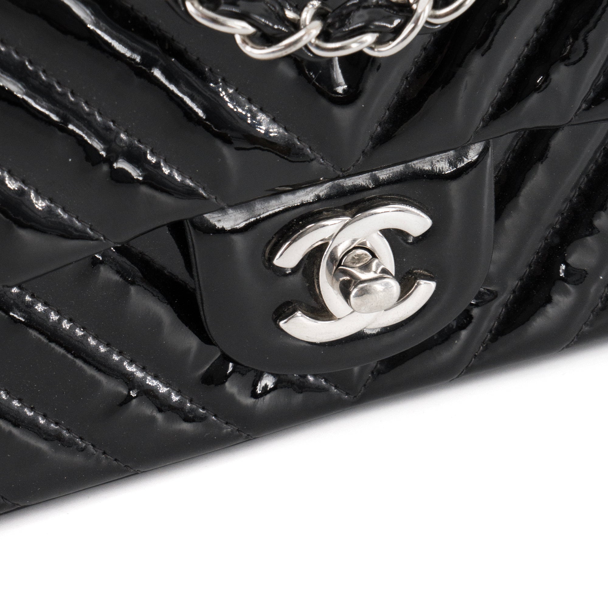 CHANEL - Sac à bandoulière Classique/Timeless Mini Rectangle Chanel en cuir chevron verni noir