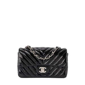 CHANEL - Sac à bandoulière Classique/Timeless Mini Rectangle Chanel en cuir chevron verni noir