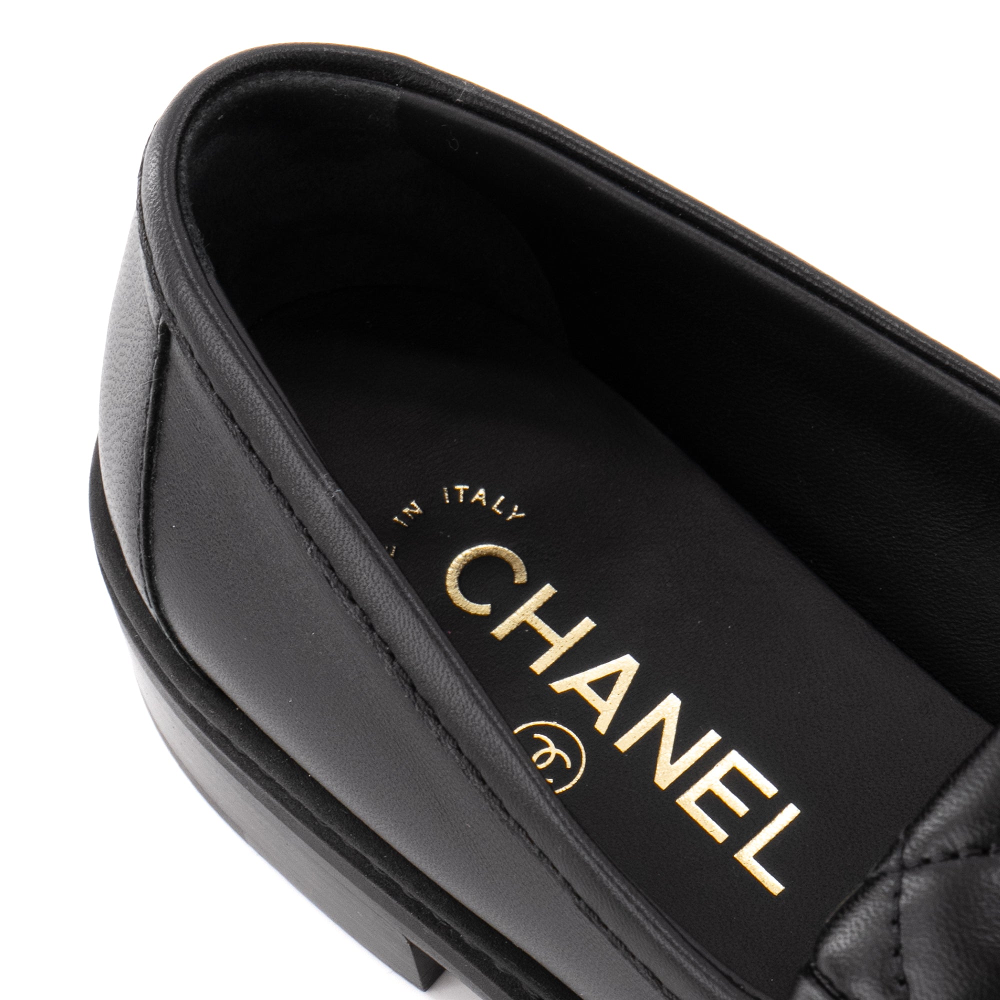 CHANEL - Mocassins CC Chanel en cuir noir (T39.5)