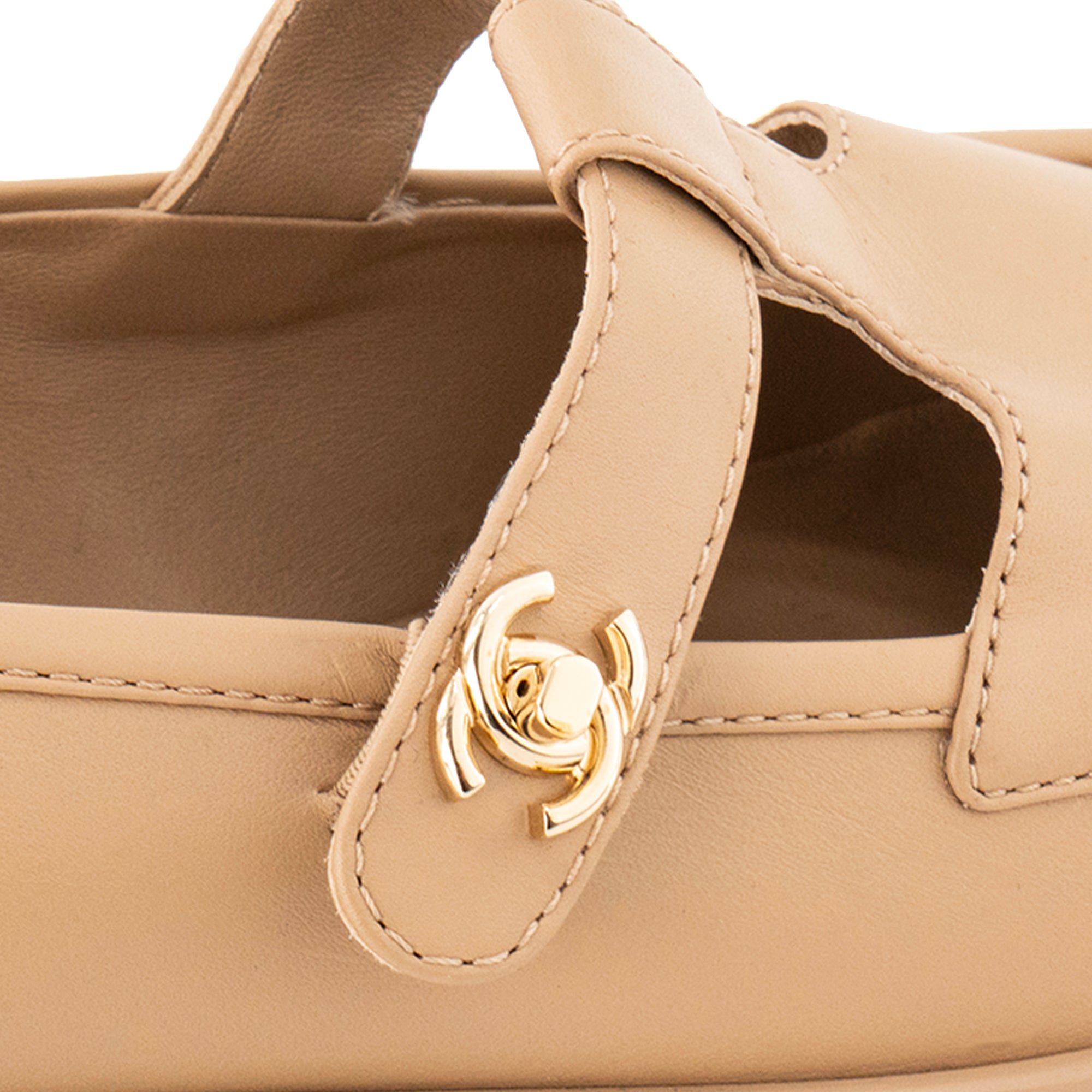 CHANEL - Mocassins CC Turnlock Chanel en cuir lisse beige (T39)