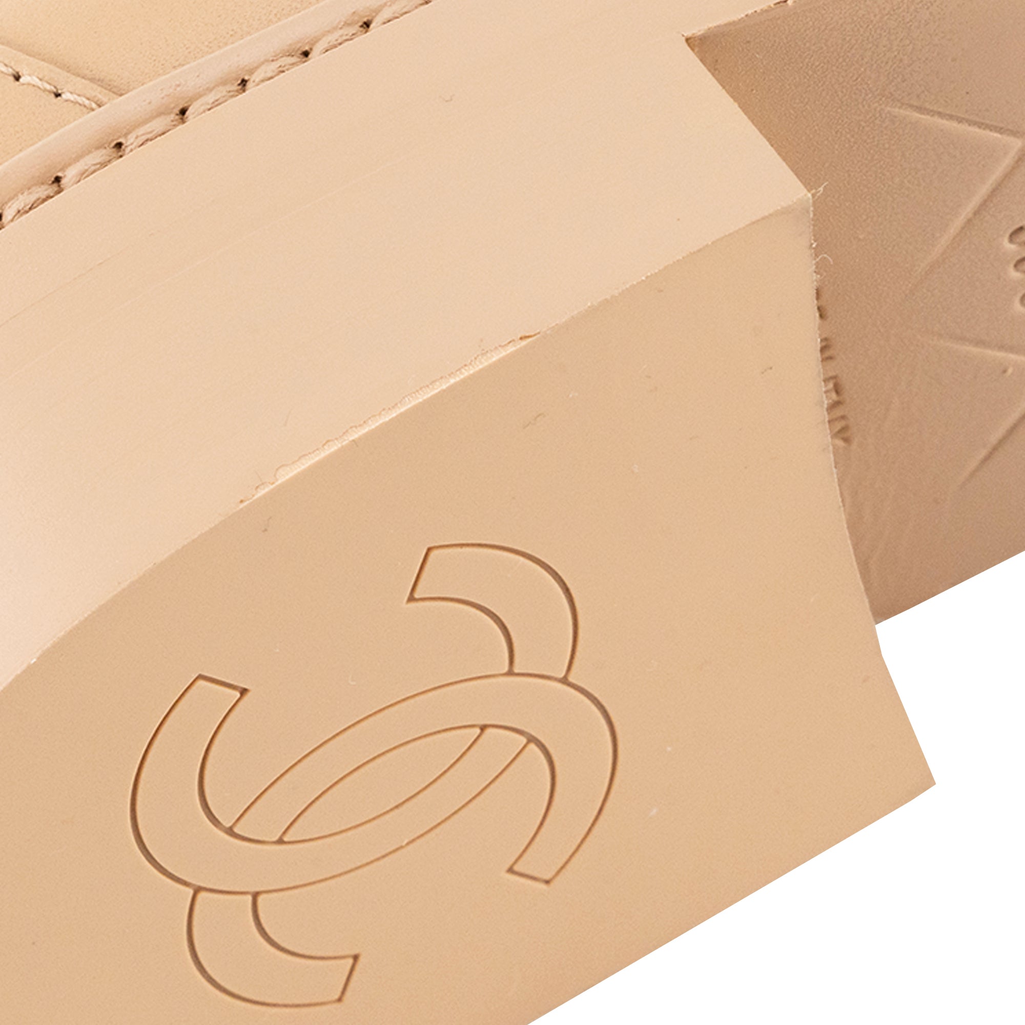 CHANEL - Mocassins CC Turnlock Chanel en cuir lisse beige (T39)
