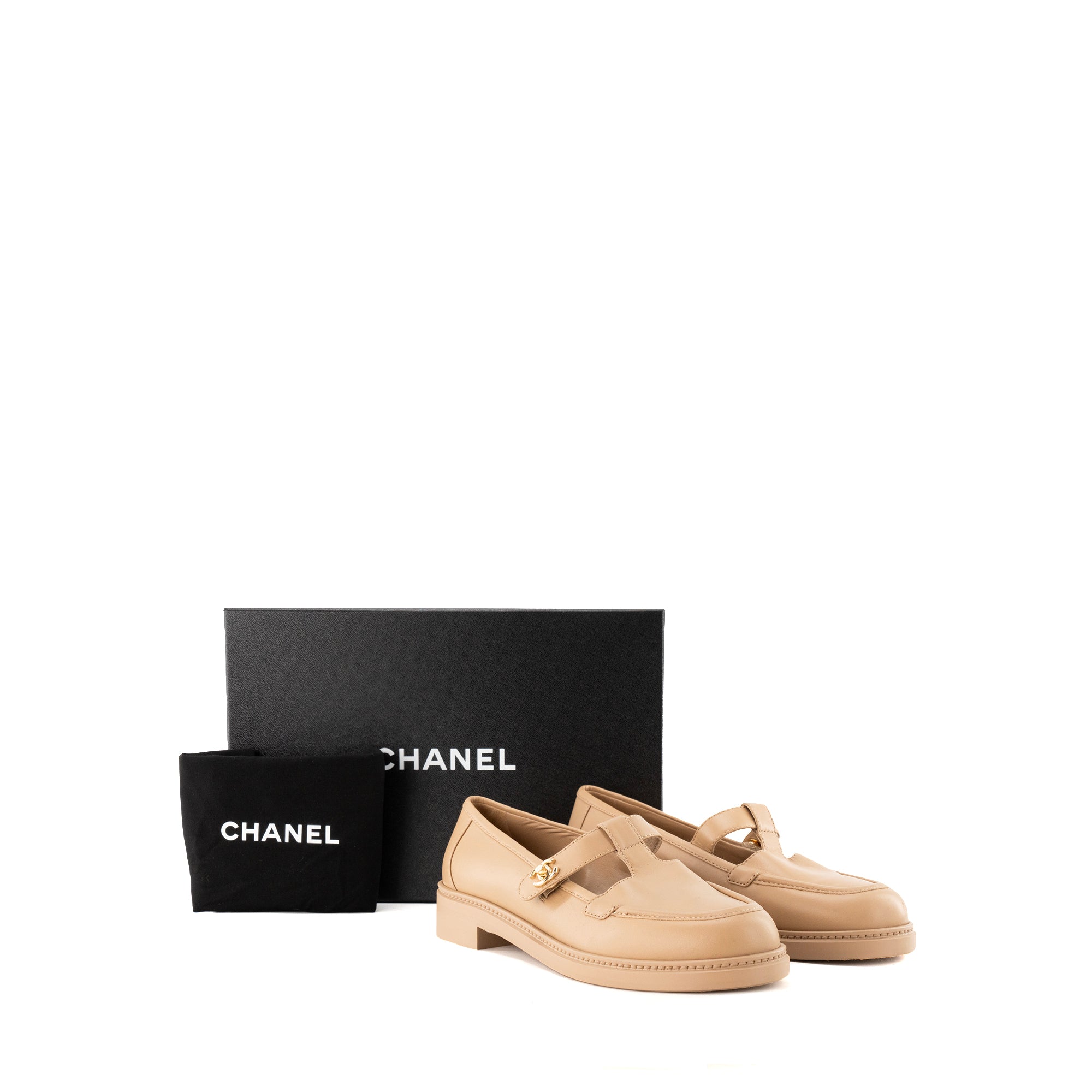 CHANEL - Mocassins CC Turnlock Chanel en cuir lisse beige (T39)