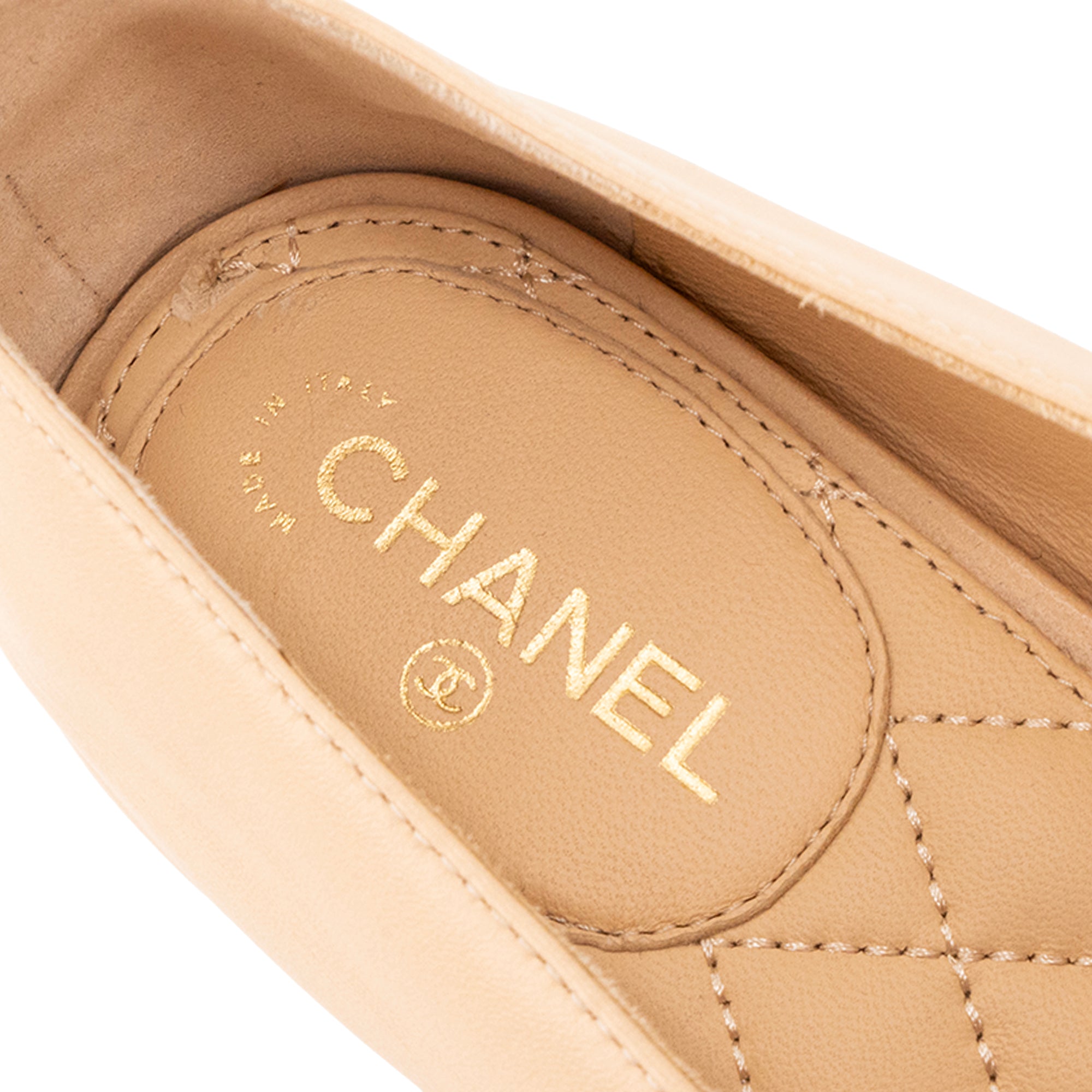 CHANEL - Mocassins Loafers Chanel en cuir lisse beige (T38)