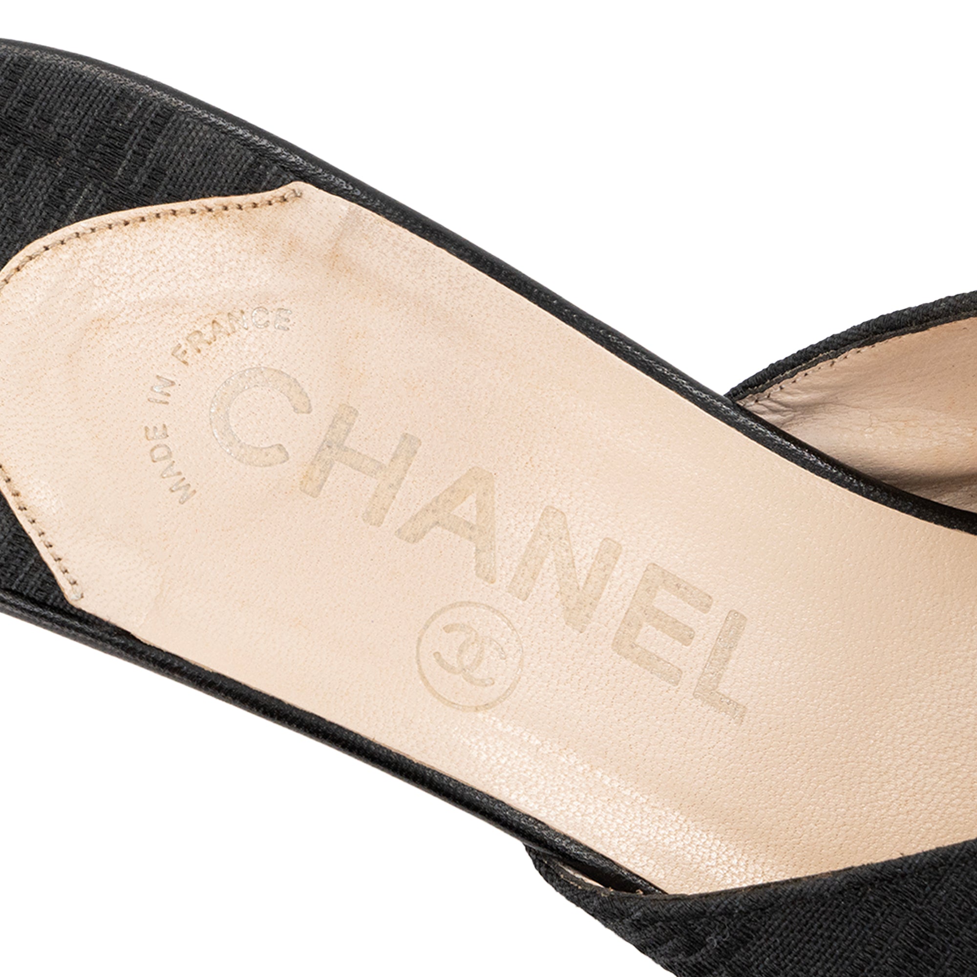 CHANEL - Mules à talons CC Chanel en toile noire (T37)