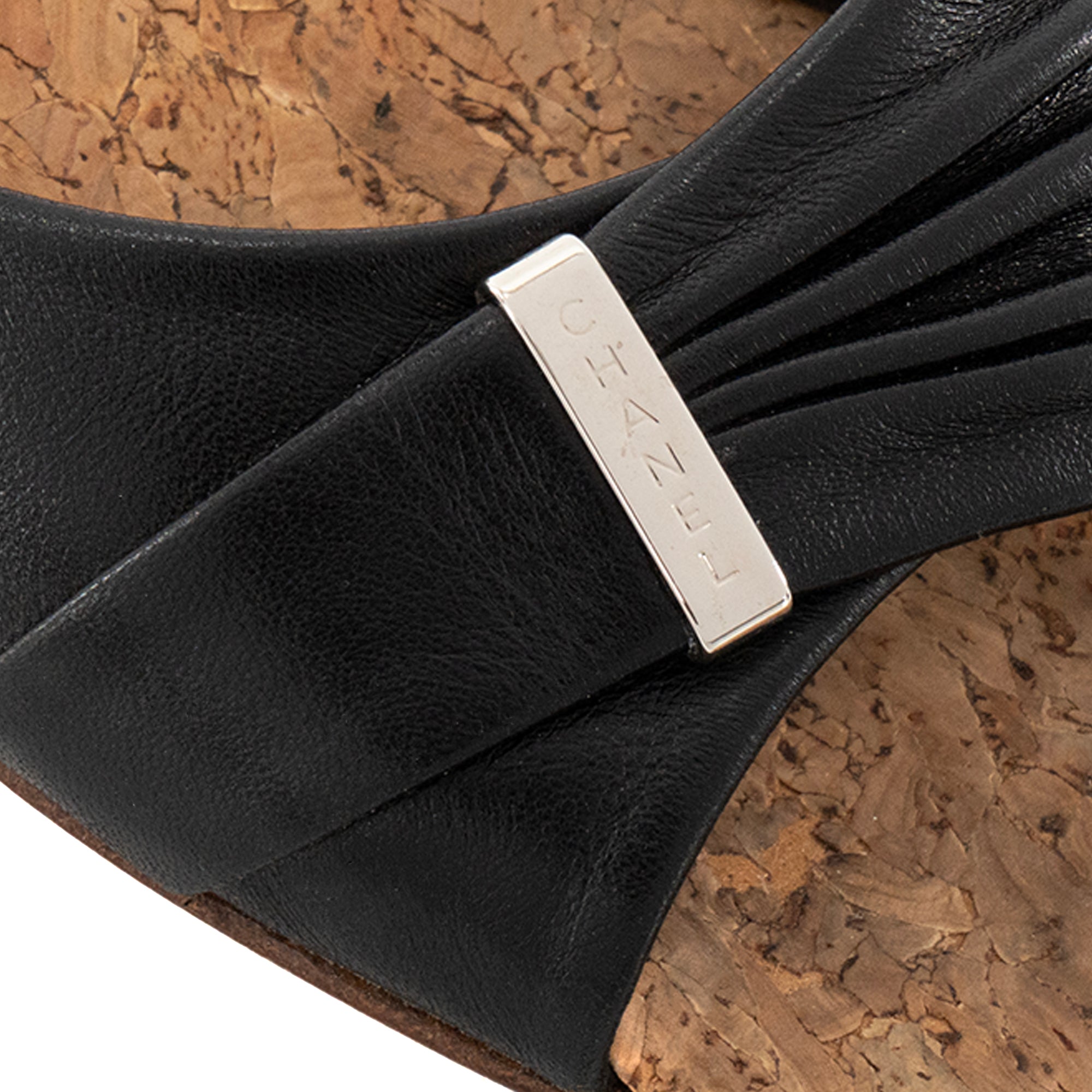 CHANEL - Mules à talons Chanel en cuir noir et liège marron (T37)