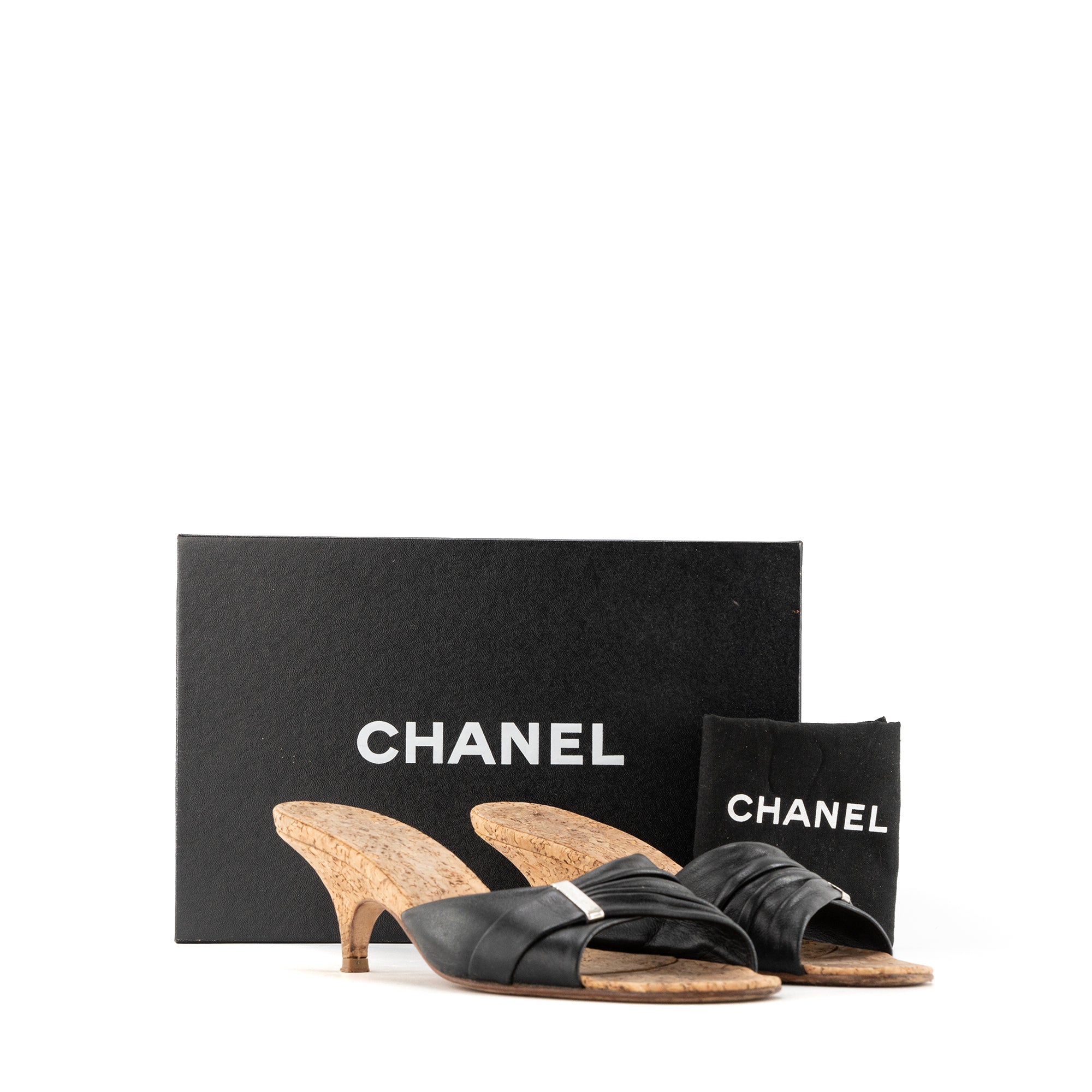 CHANEL - Mules à talons Chanel en cuir noir et liège marron (T37)