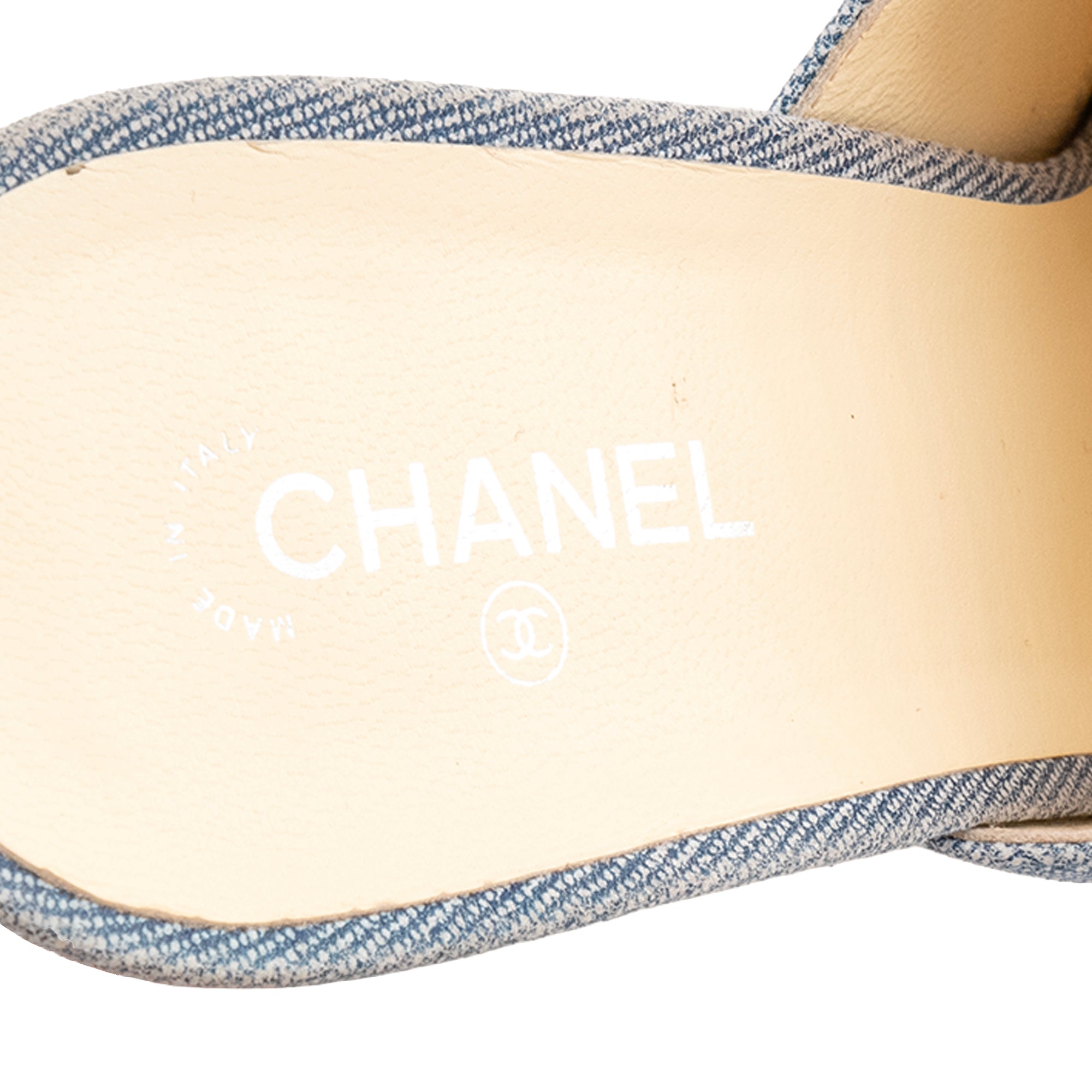 CHANEL - Mules à talons Chanel en denim bleu (T39C)