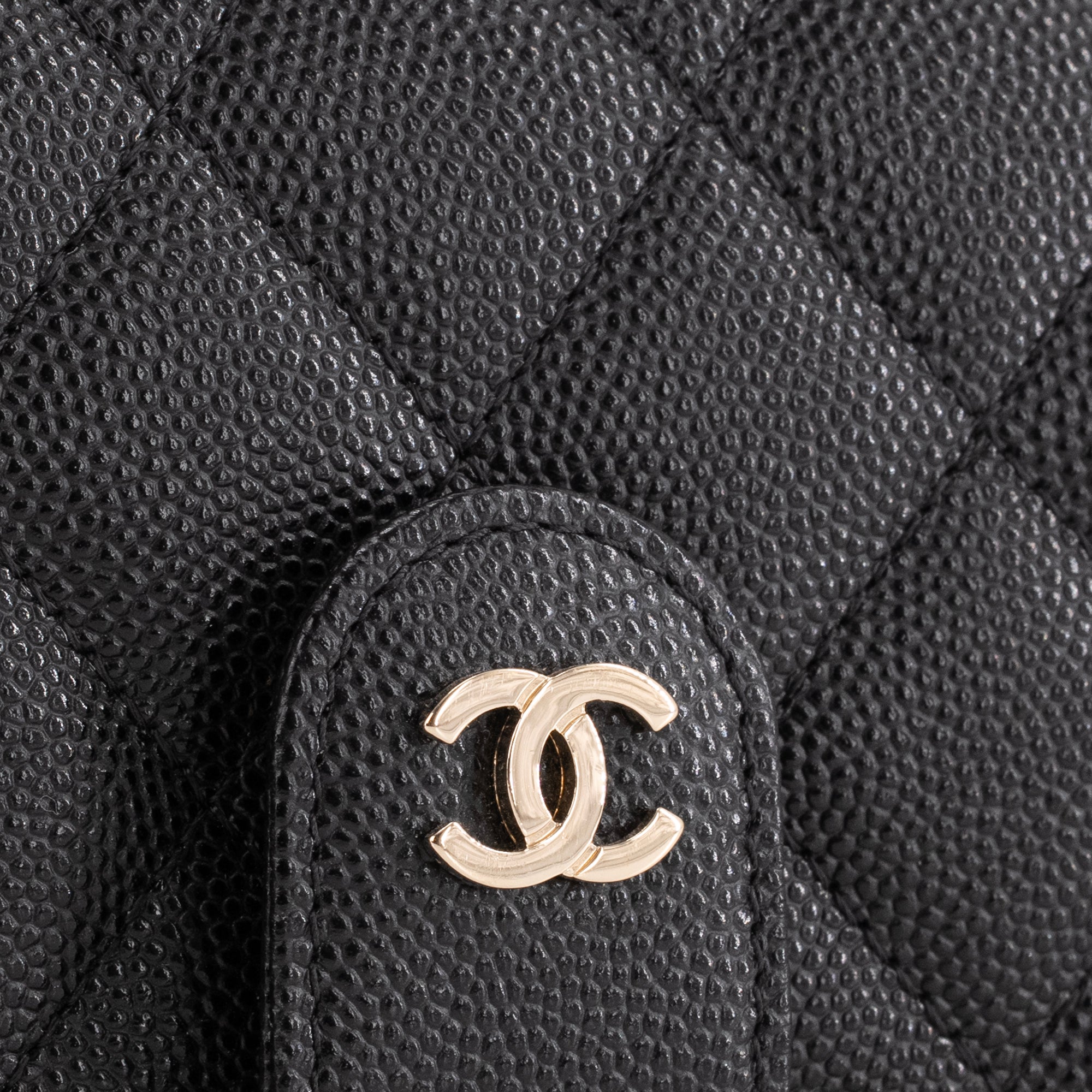 CHANEL - Pochette à bandoulière/Étui à lunettes Chanel en cuir caviar noir
