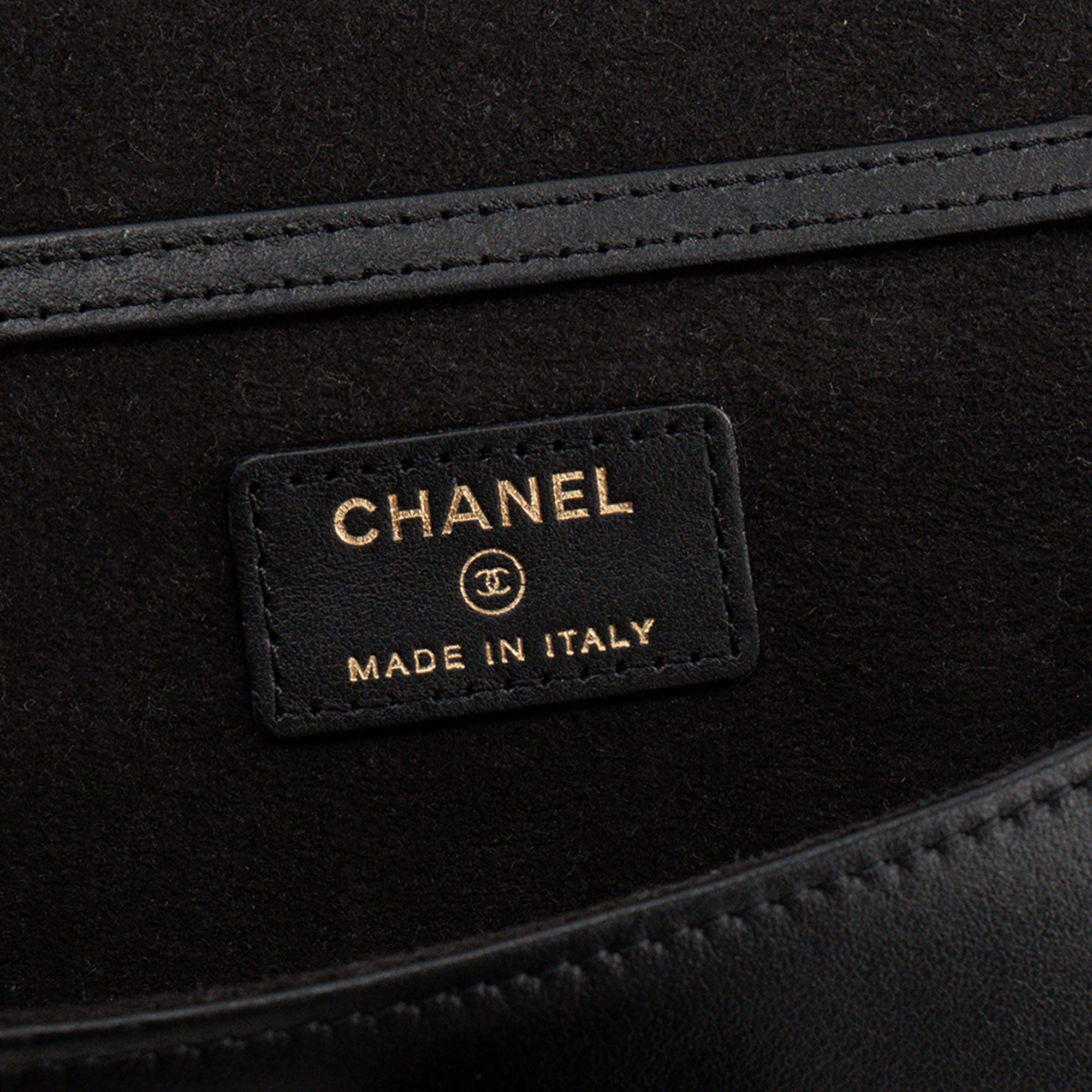 CHANEL - Pochette à bandoulière/Étui à lunettes Chanel en cuir caviar noir