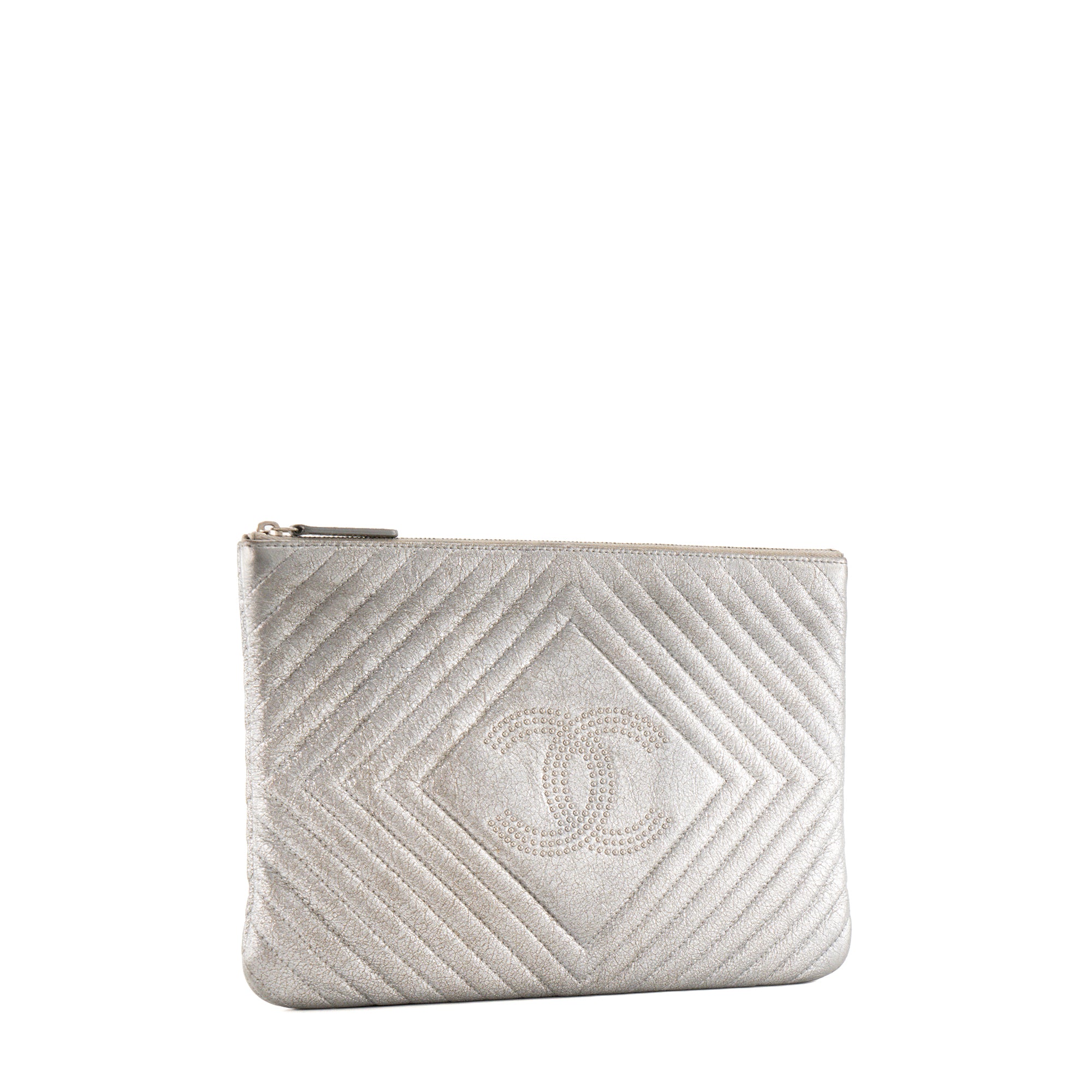 CHANEL - Pochette CC Chanel en cuir argenté