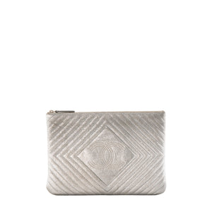 CHANEL - Pochette CC Chanel en cuir argenté