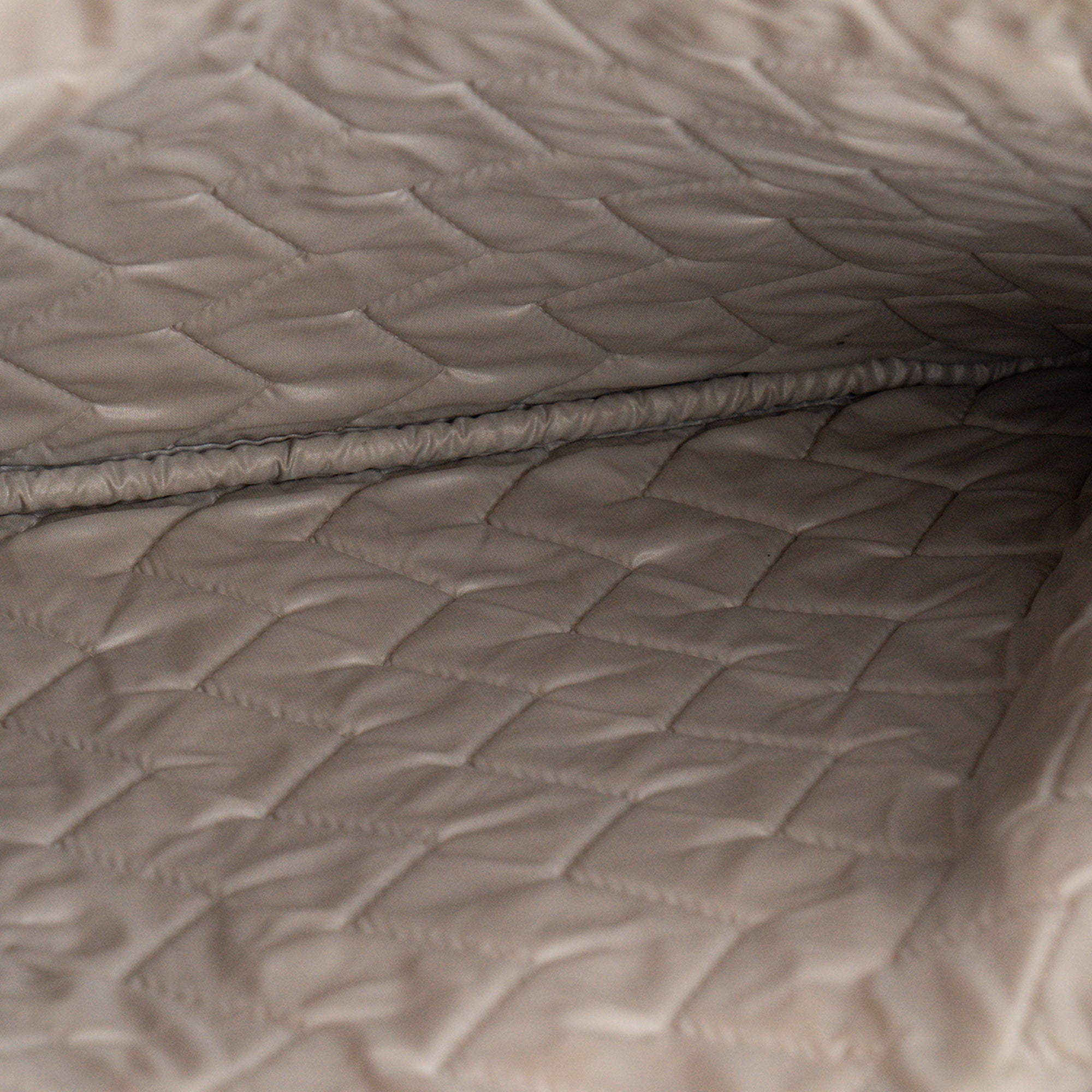 CHANEL - Pochette CC Chanel en cuir argenté