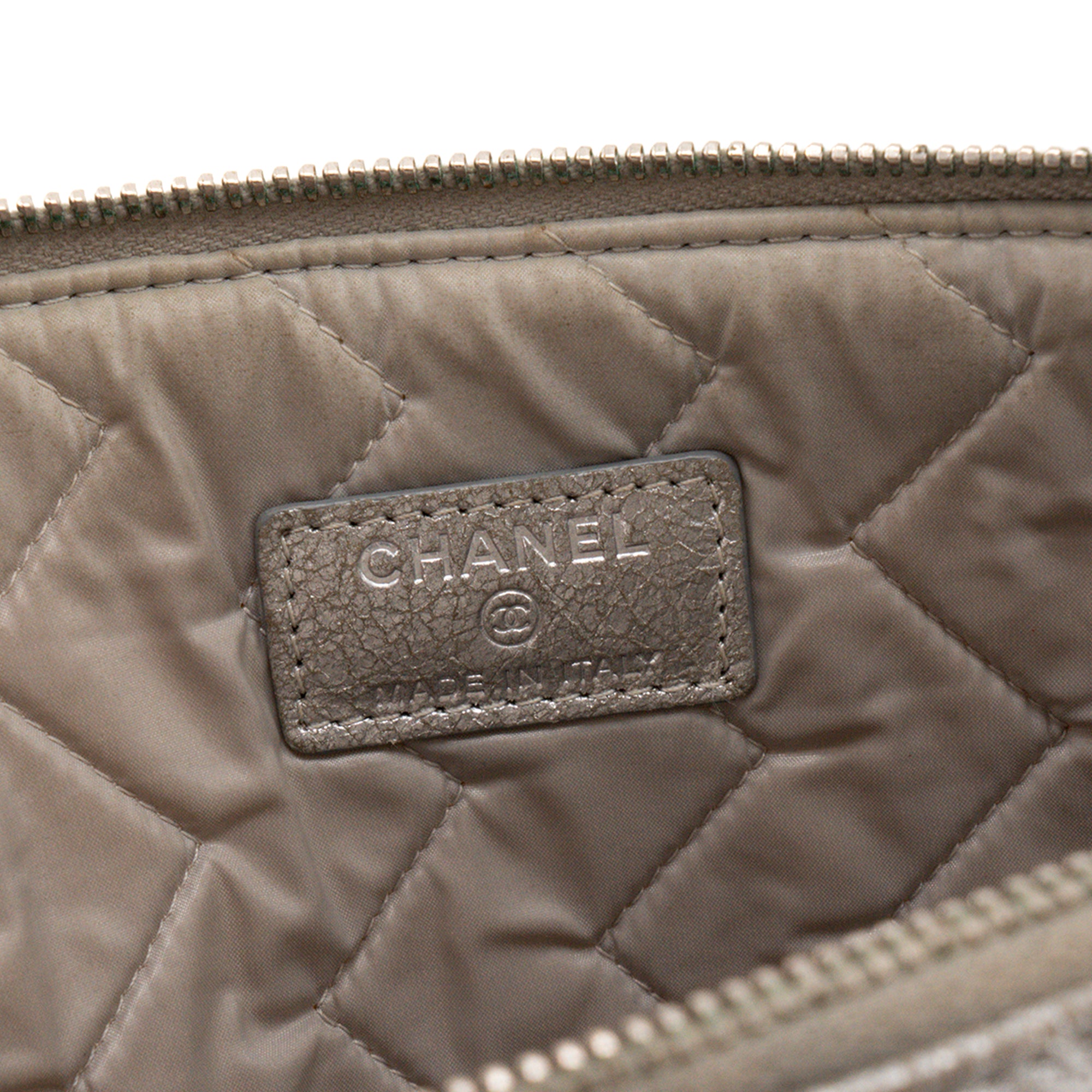 CHANEL - Pochette CC Chanel en cuir argenté